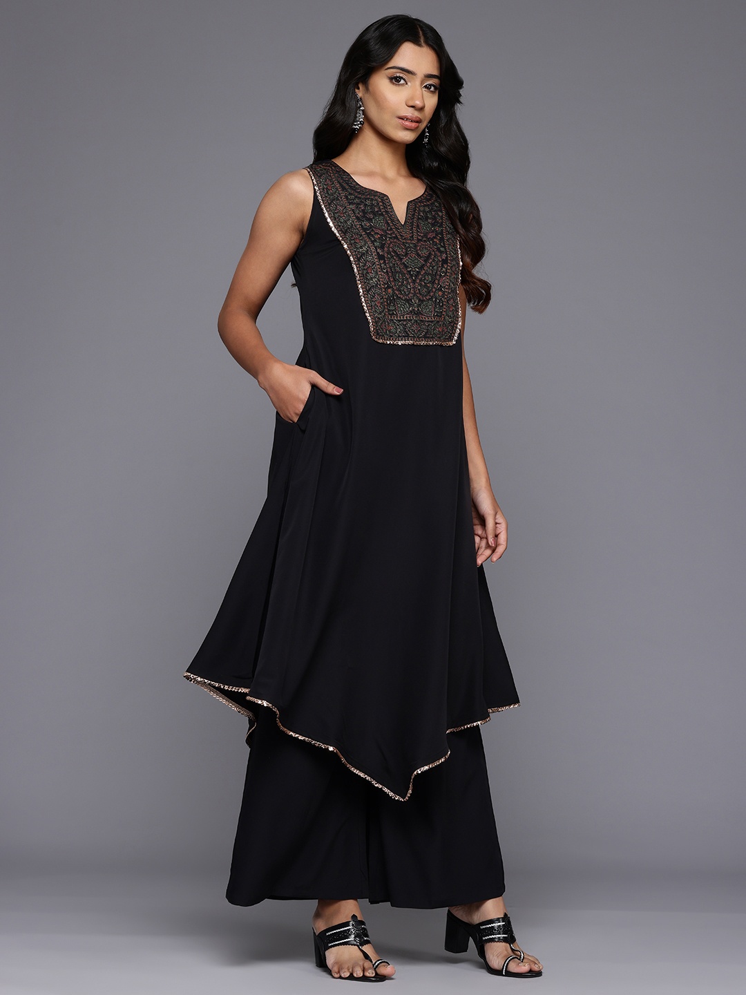 

Ahalyaa Paisley Printed Sequinned Kurta with Palazzos, Black