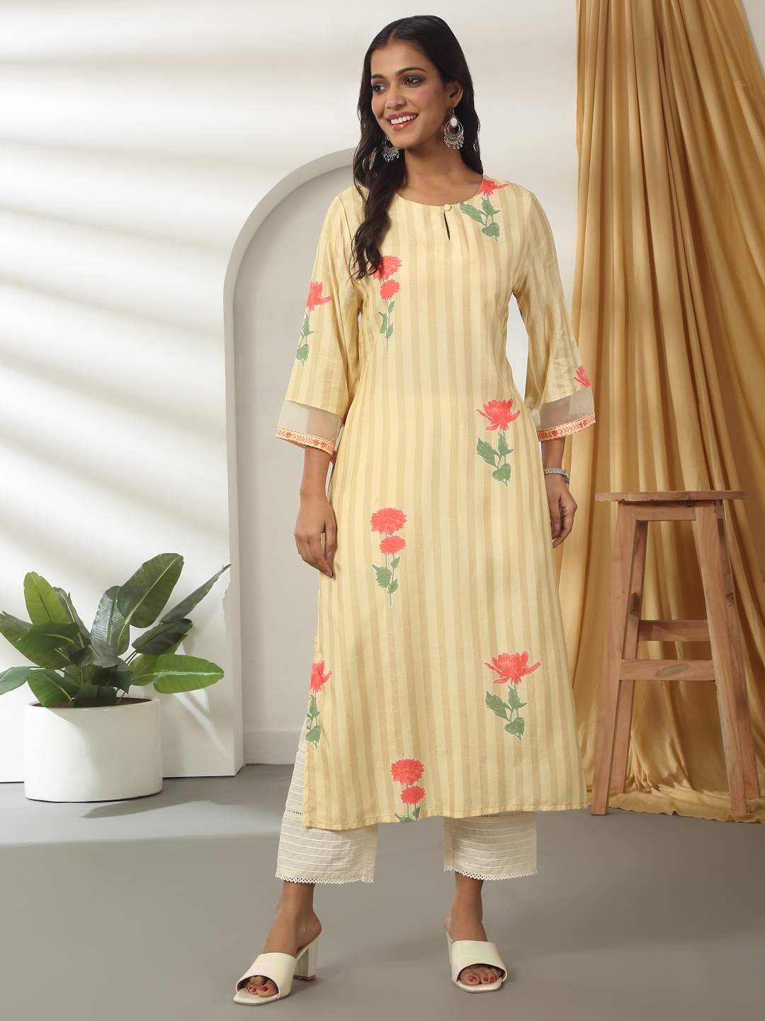 

Likha Women Floral Printed Keyhole Neck Thread Work Kurta, Green
