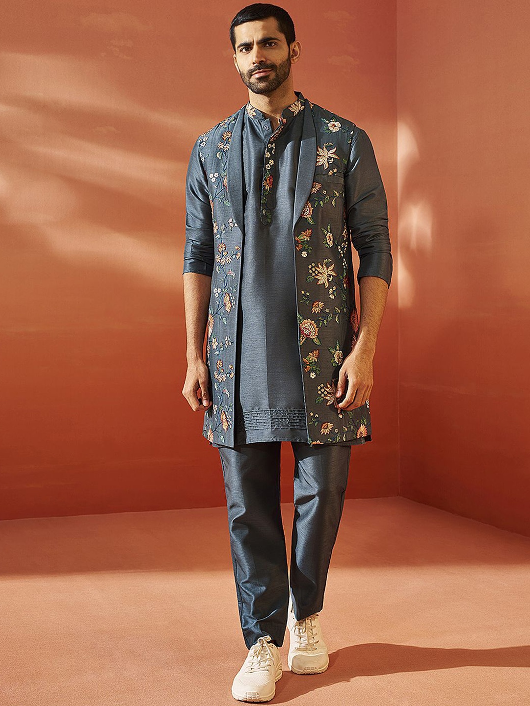 

VASTRAMAY Men Floral Embroidered Regular Thread Work Kurta with Trousers, Grey