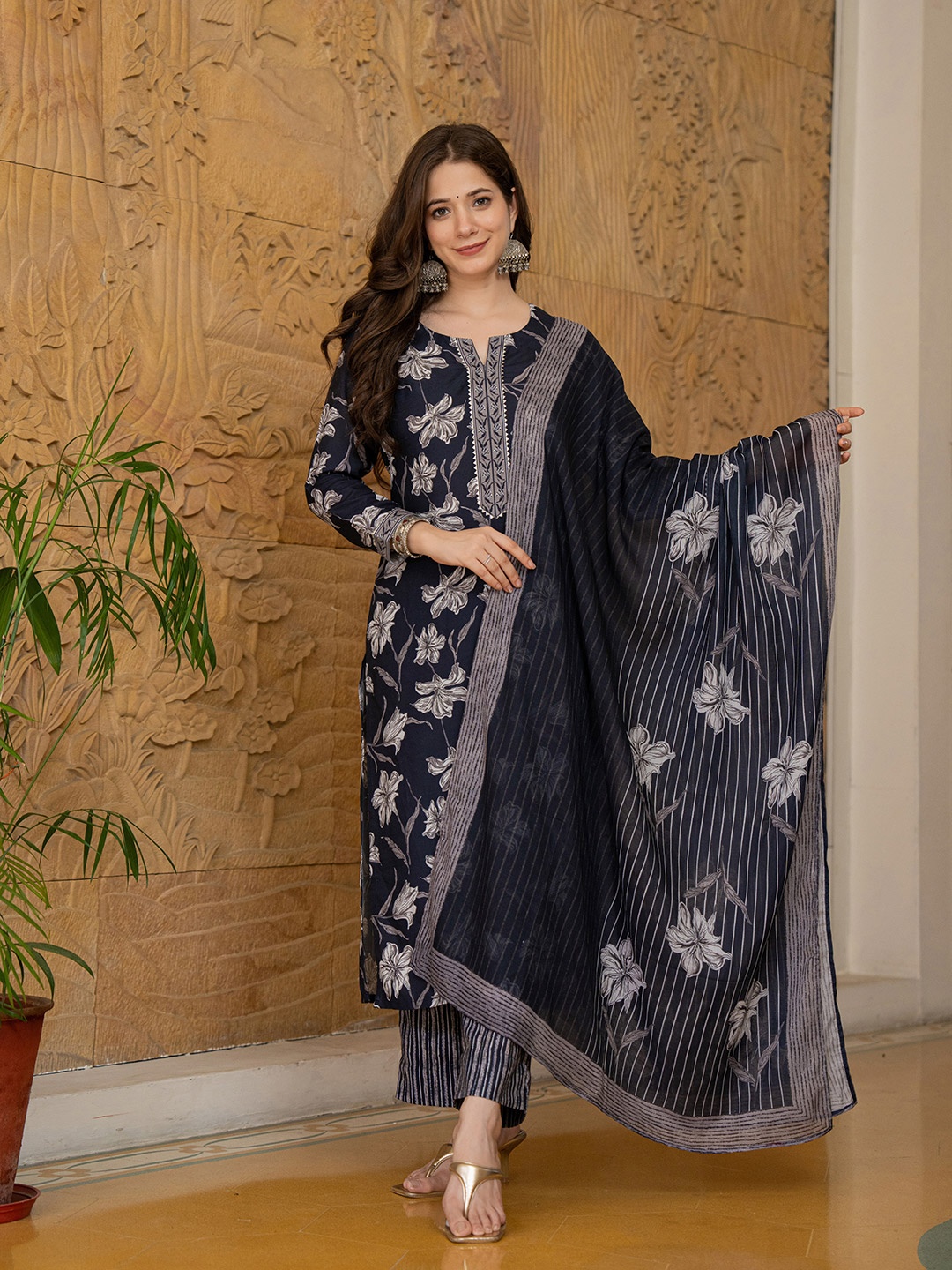 

AHIKA Floral Printed Notched Neck Straight Kurta With Trousers & Dupatta, Black