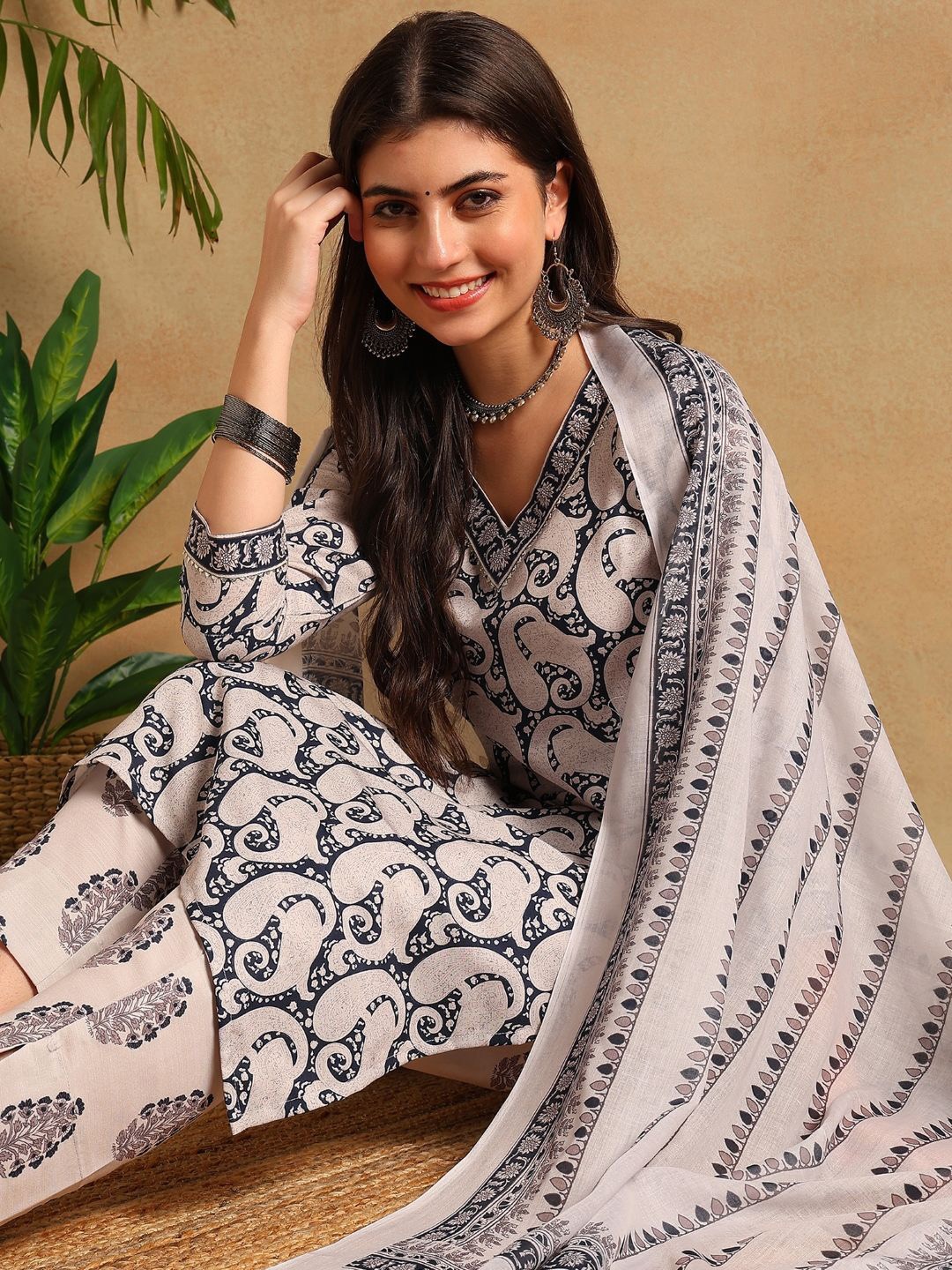 

AHIKA Paisley Printed V-Neck Straight Kurta With Trousers & Dupatta, Navy blue