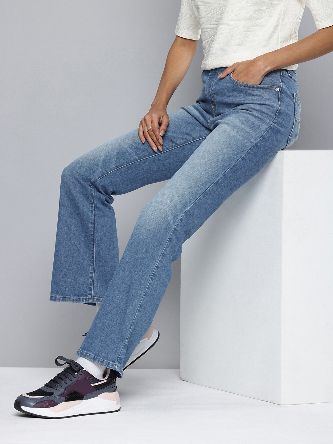 

Levis Women 725 Slim Bootcut High-Rise Light Fade Stretchable Jeans, Blue