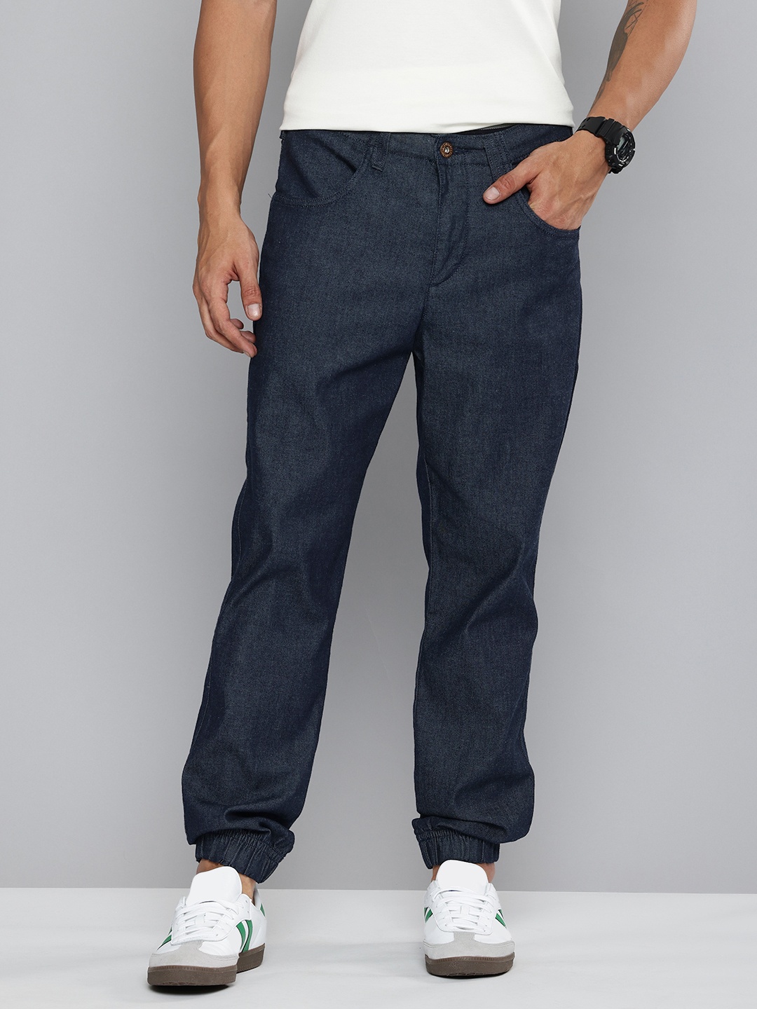 

Levis Men Slim Fit Light Fade Stretchable Jogger, Navy blue