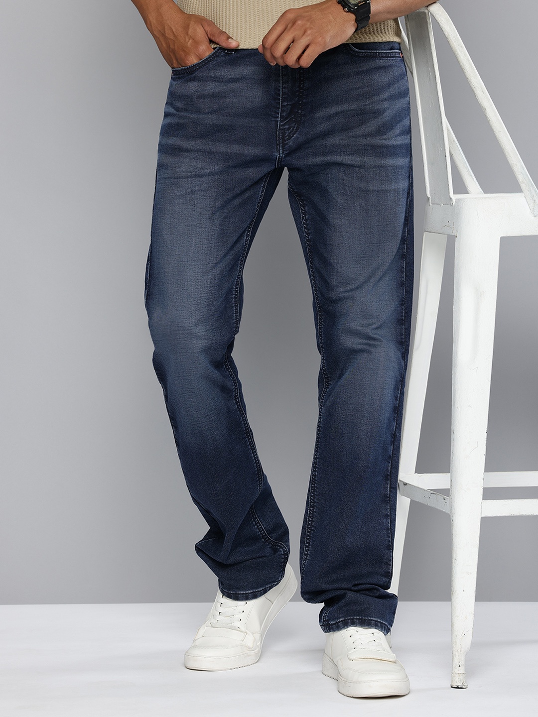 

Levis Men 513 Slim Straight Fit Light Fade Stretchable Jeans, Blue
