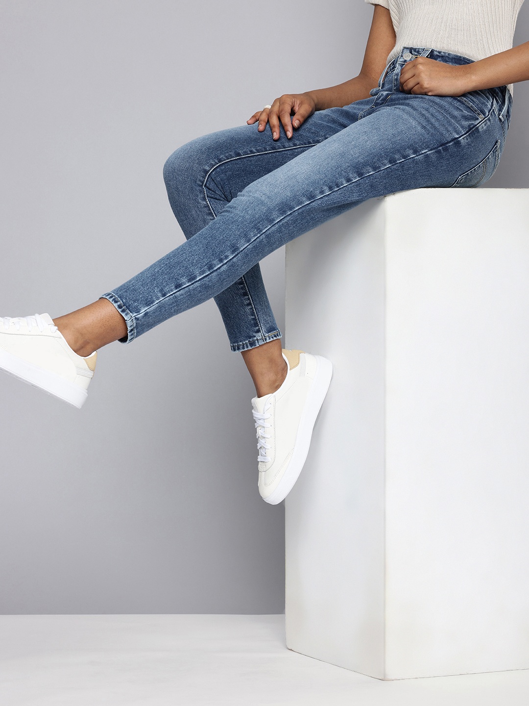 

Levis Women 721 Skinny Fit High-Rise Heavy Fade Stretchable Jeans, Blue