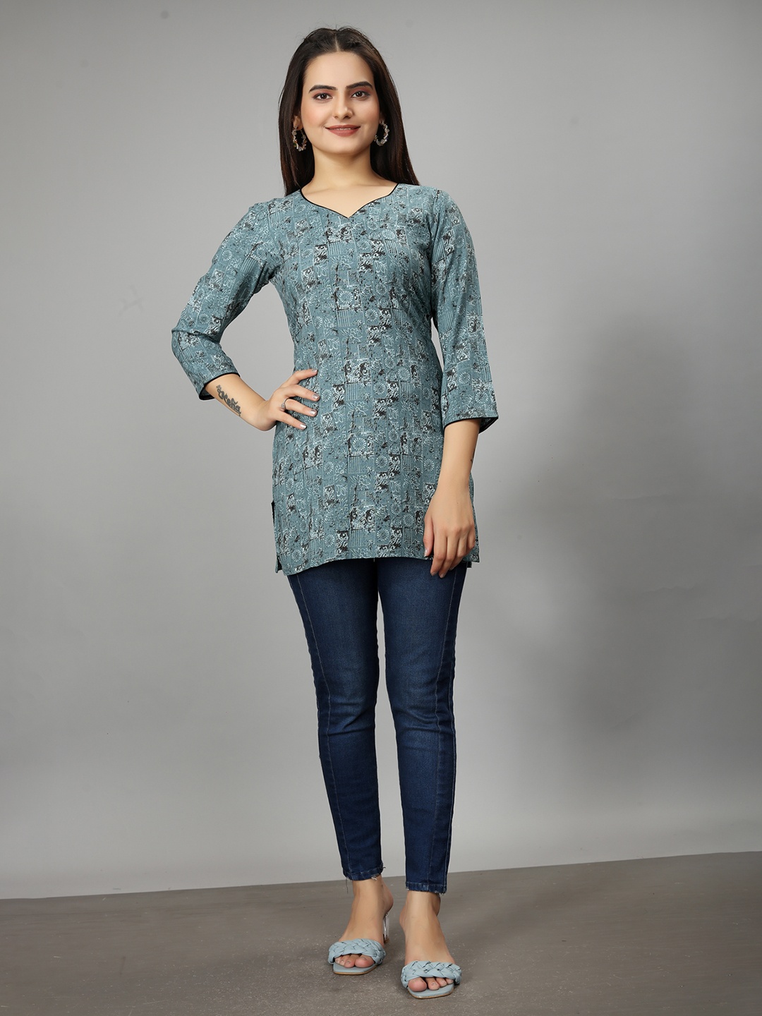 

SARRAS Floral Printed Straight Kurti, Blue