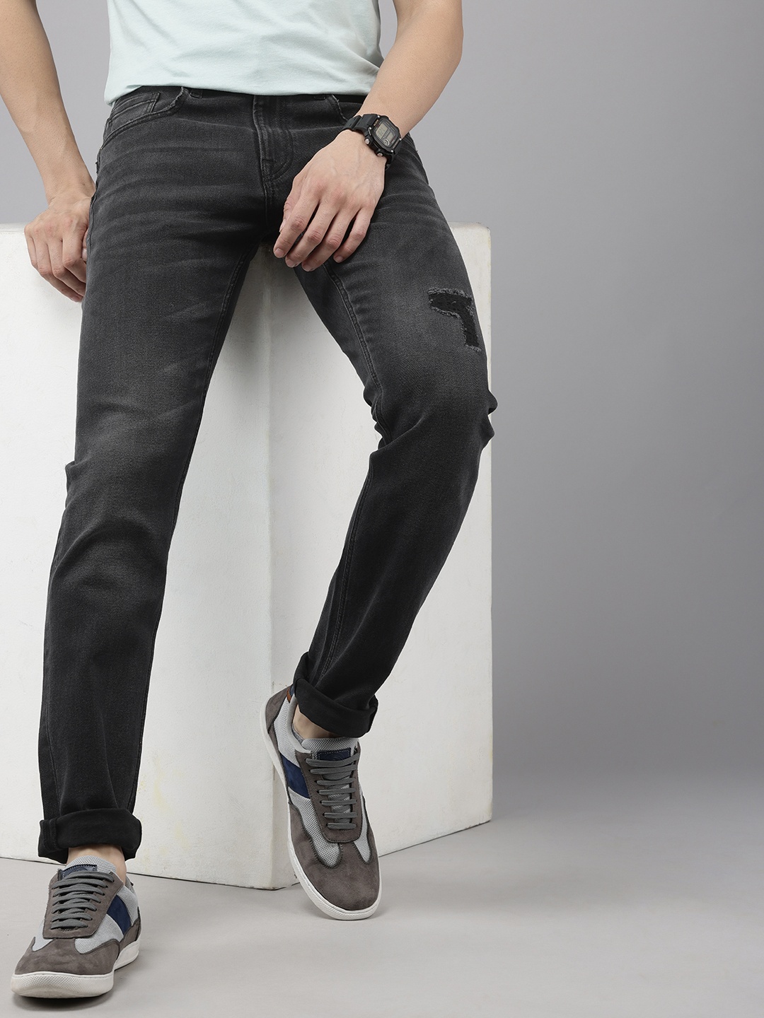 

Pepe Jeans Men Vapour Slim Fit Mildly Distressed Light Fade Stretchable Jeans, Charcoal
