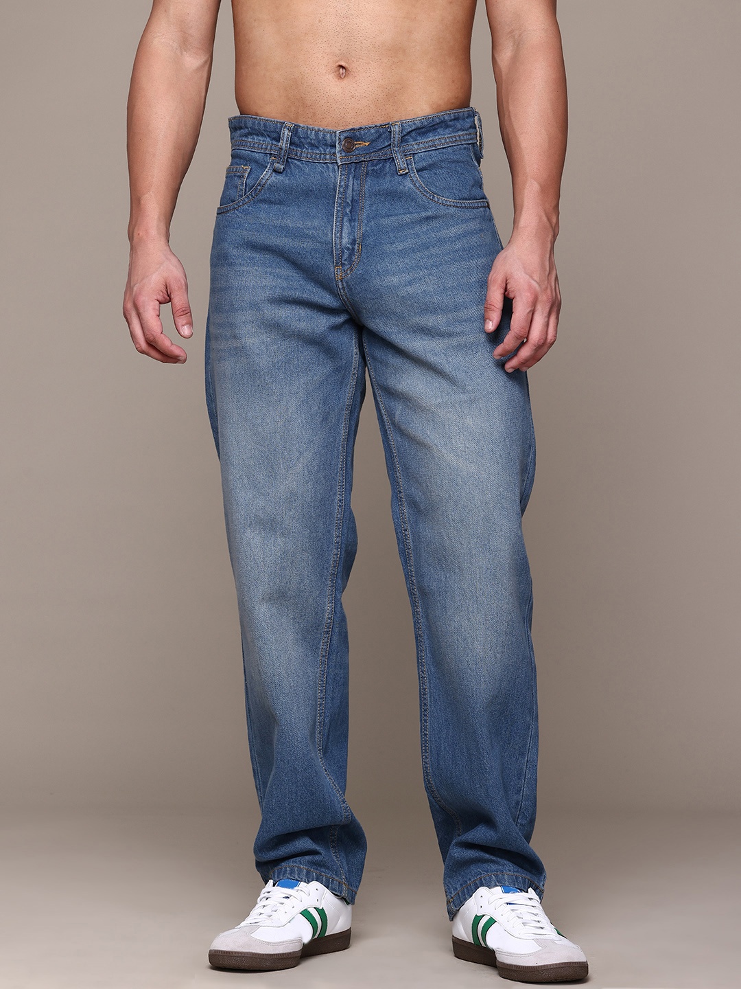 

The Roadster Lifestyle Co. Men Straight Fit Light Fade Stretchable Jeans, Blue