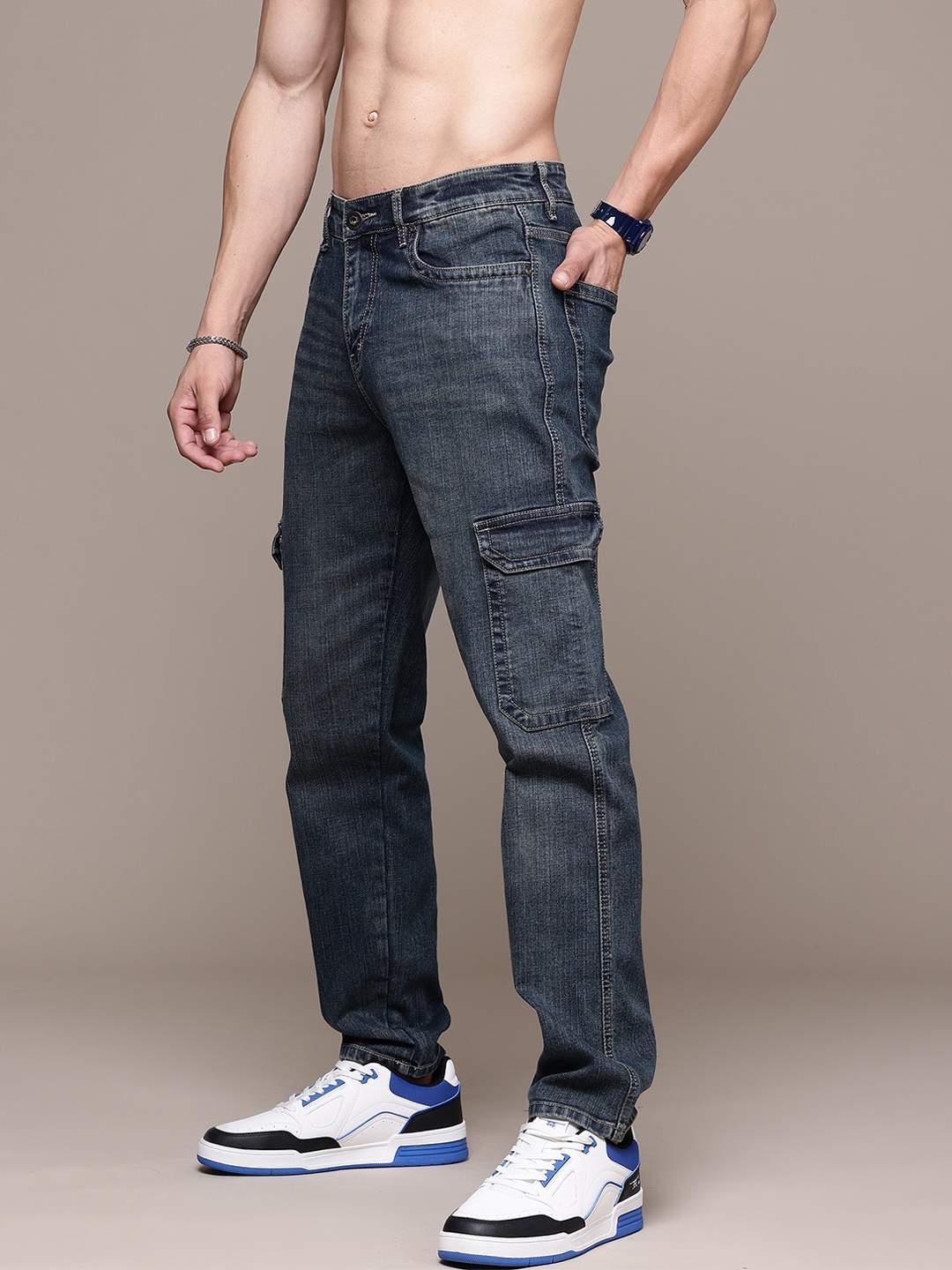 

Roadster Men Relaxed Fit Light Fade Stretchable Cargo Jeans, Blue