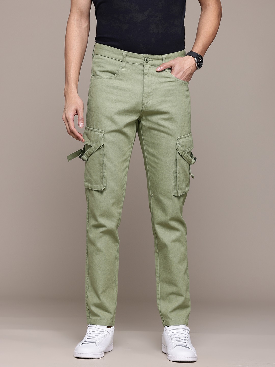 

The Roadster Lifestyle Co. Men Regular Fit Pure Cotton Cargos, Green