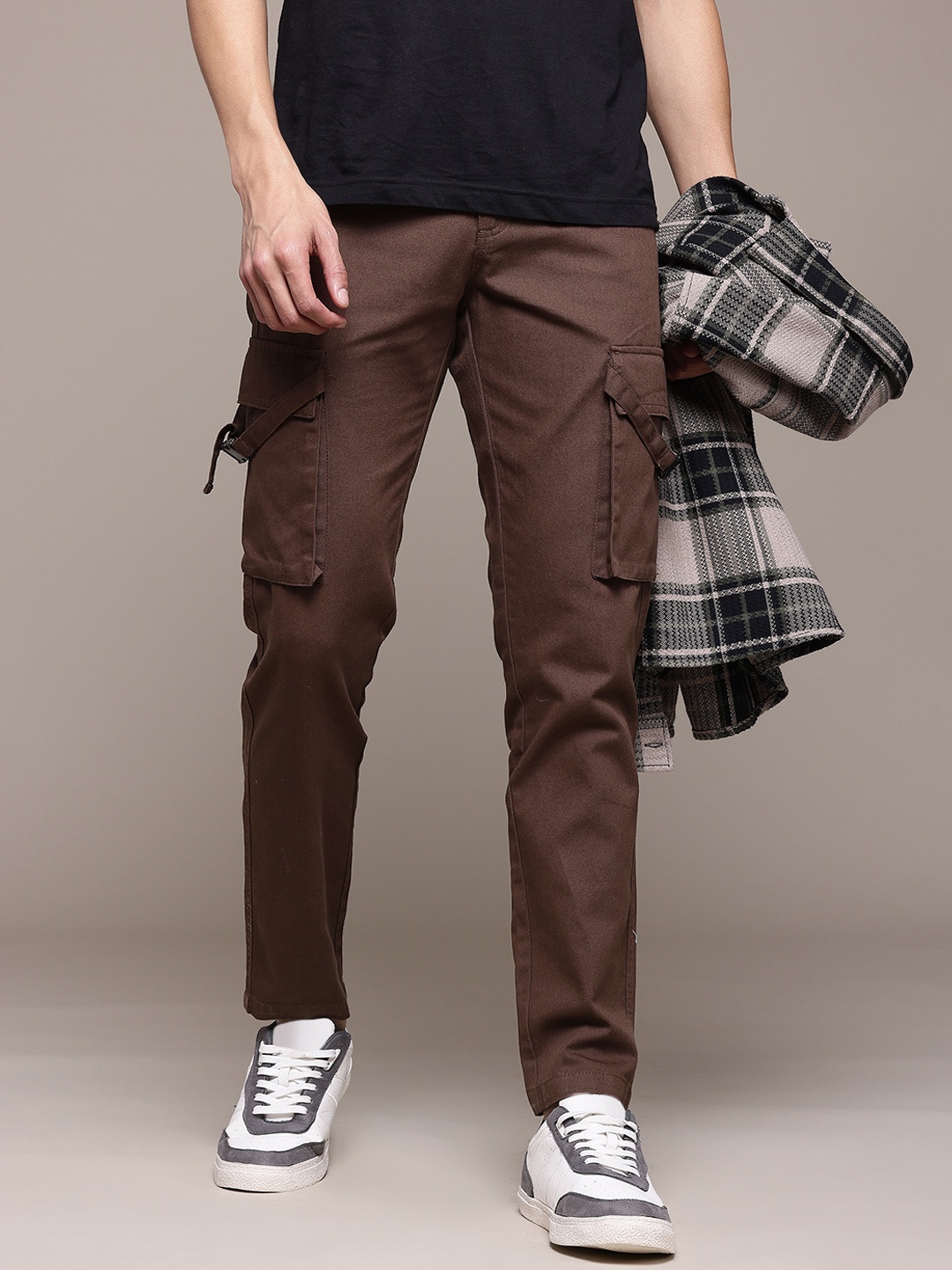 

The Roadster Lifestyle Co. Men Regular Fit Pure Cotton Cargos, Coffee brown