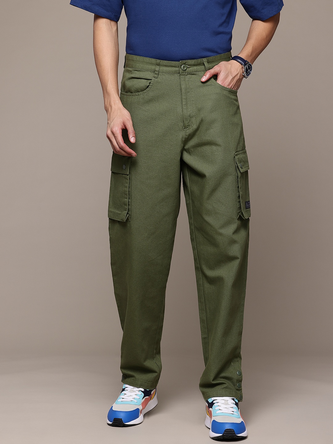 

The Roadster Lifestyle Co. Men Pure Cotton Relaxed Fit Cargo Trousers, Olive