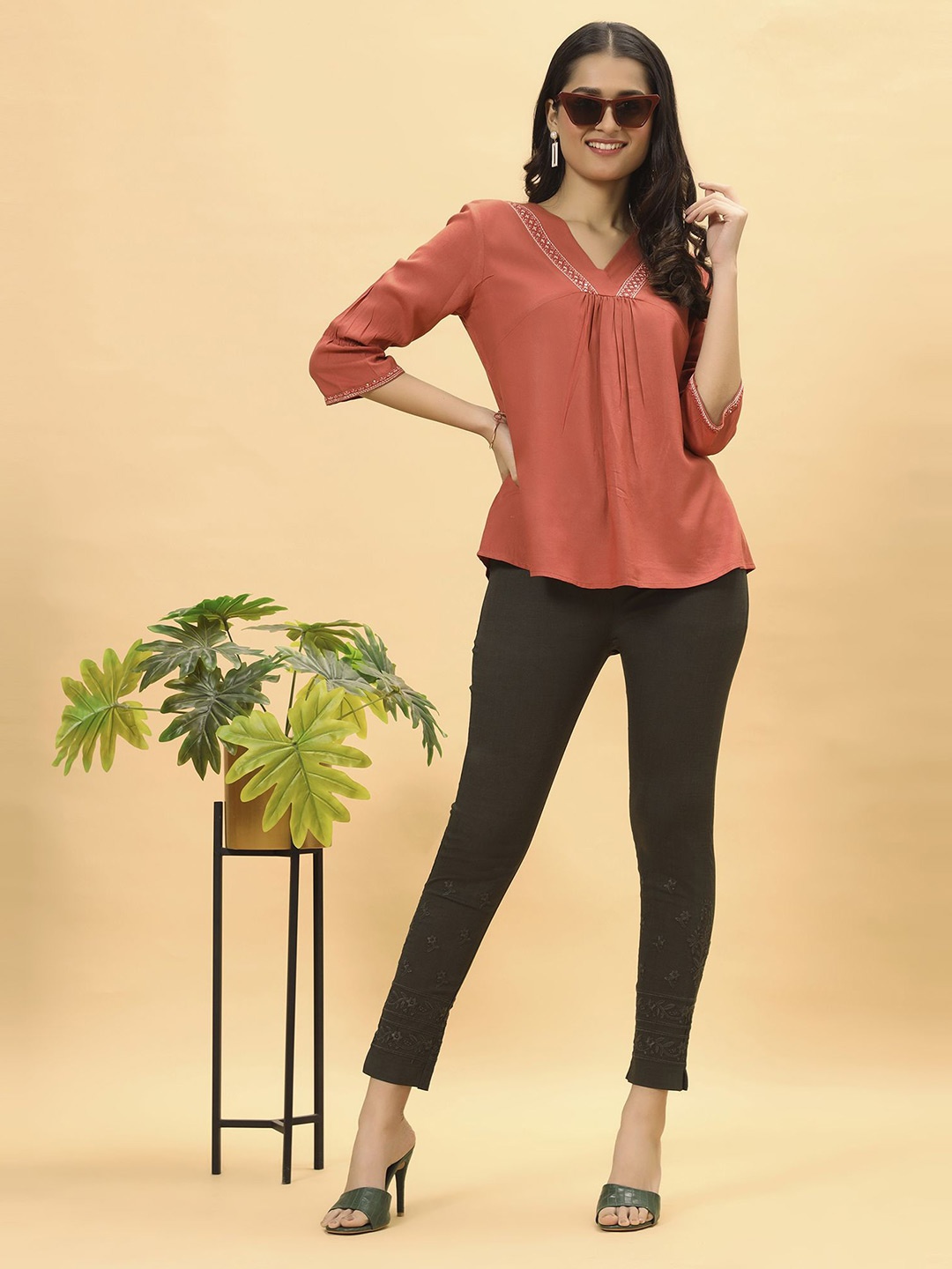 

Bottoms.love Women Solid Mid-Rise Lycra Plain Cigerette Embroidered Trousers, Green