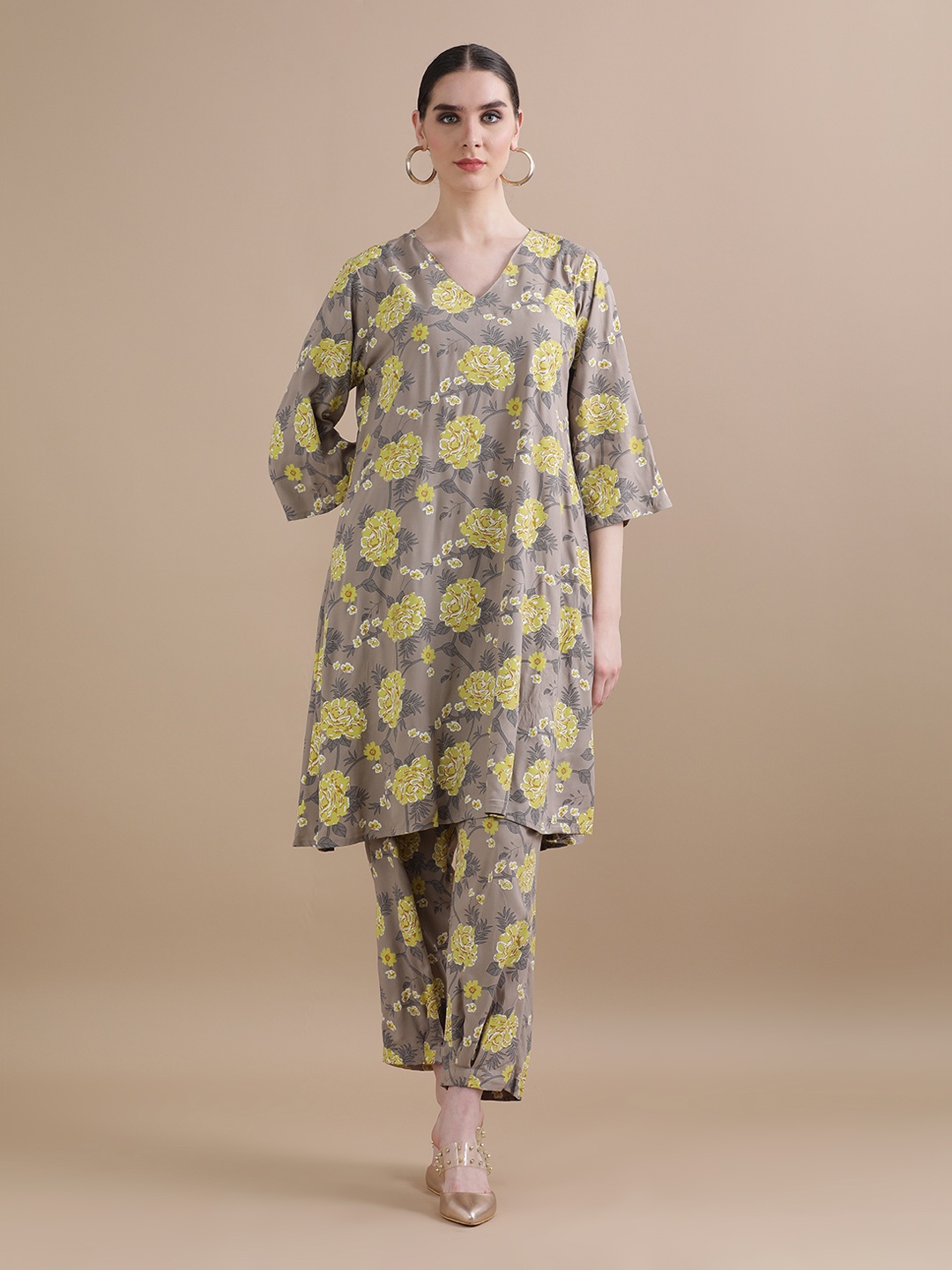 

BLACK & BLAH BLAH Relaxed Fit Floral Printed Flared Liva Kurta and Trouser (Set of 2), Grey