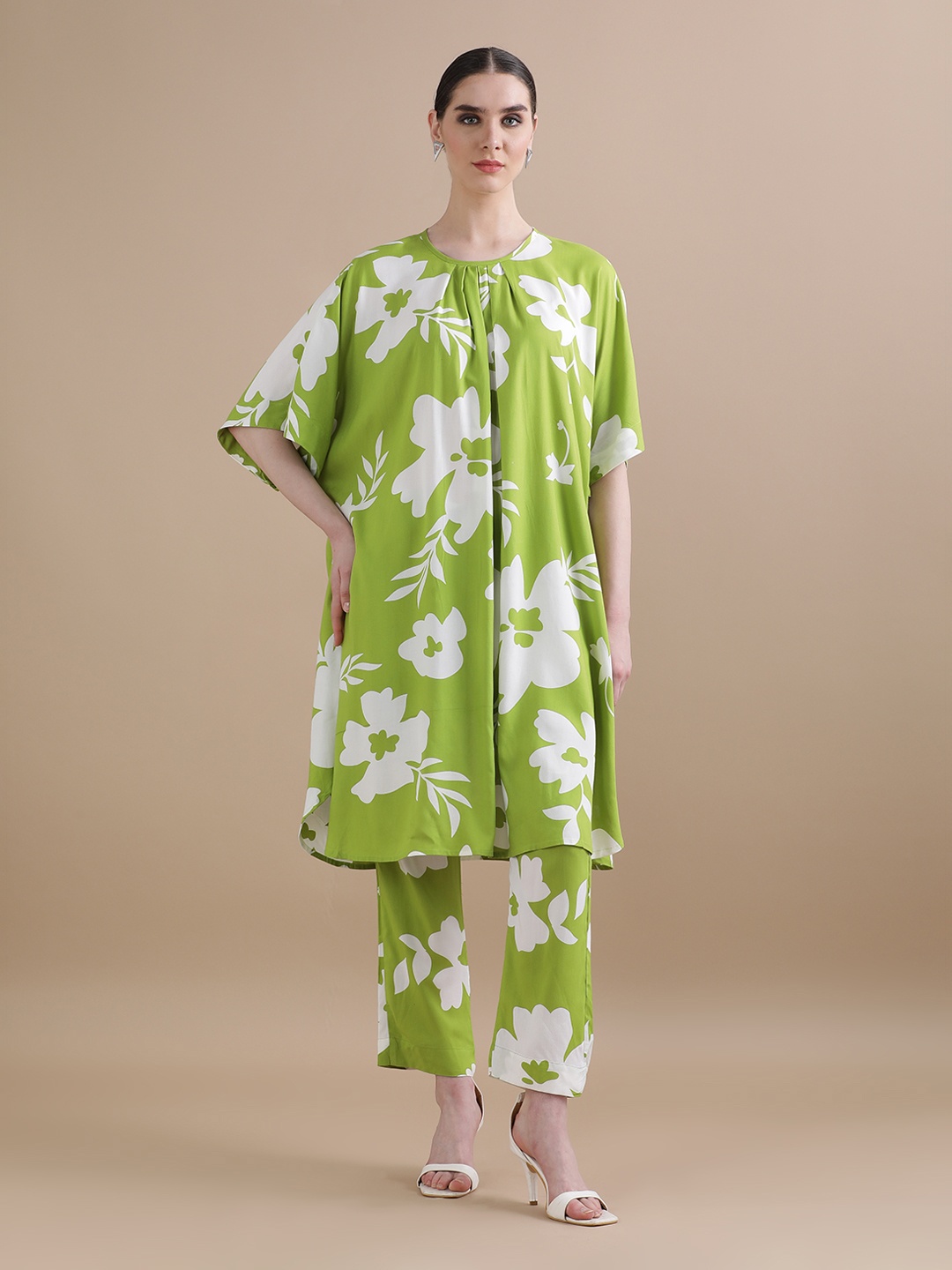 

BLACK & BLAH BLAH Set of 2 Relaxed Fit Floral Printed Liva Kurta and Trouser, Green