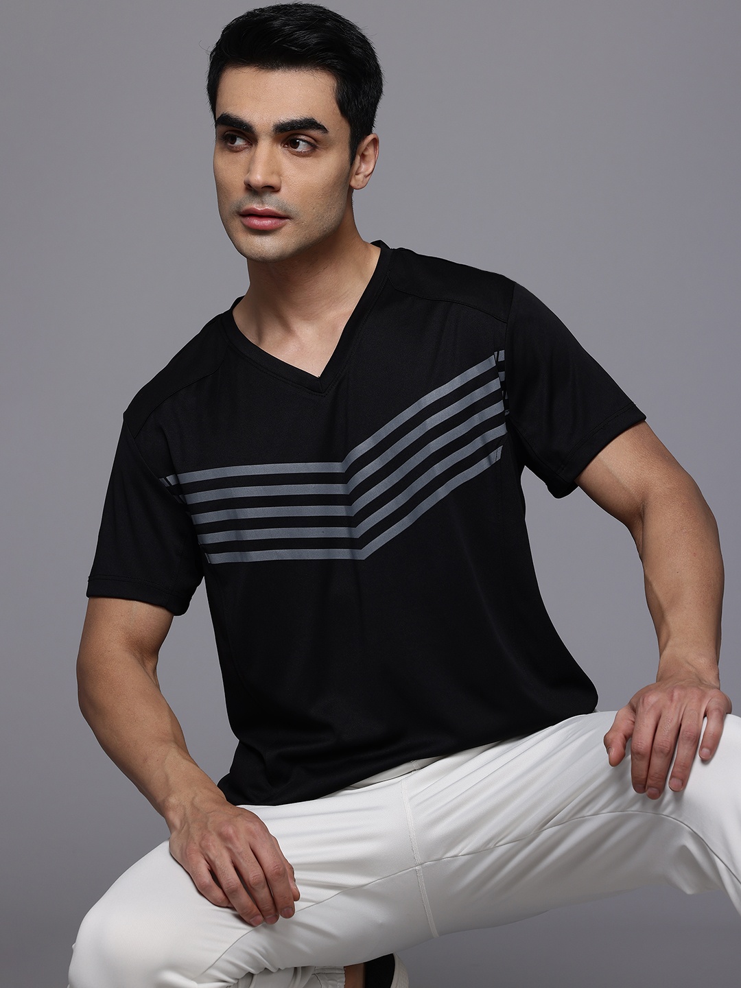 

HRX by Hrithik Roshan Geometric Printed V-Neck Rapid-Dry Training T-shirt, Black