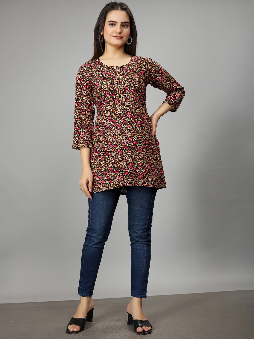 

SARRAS Floral Printed Straight Short Kurti, Red