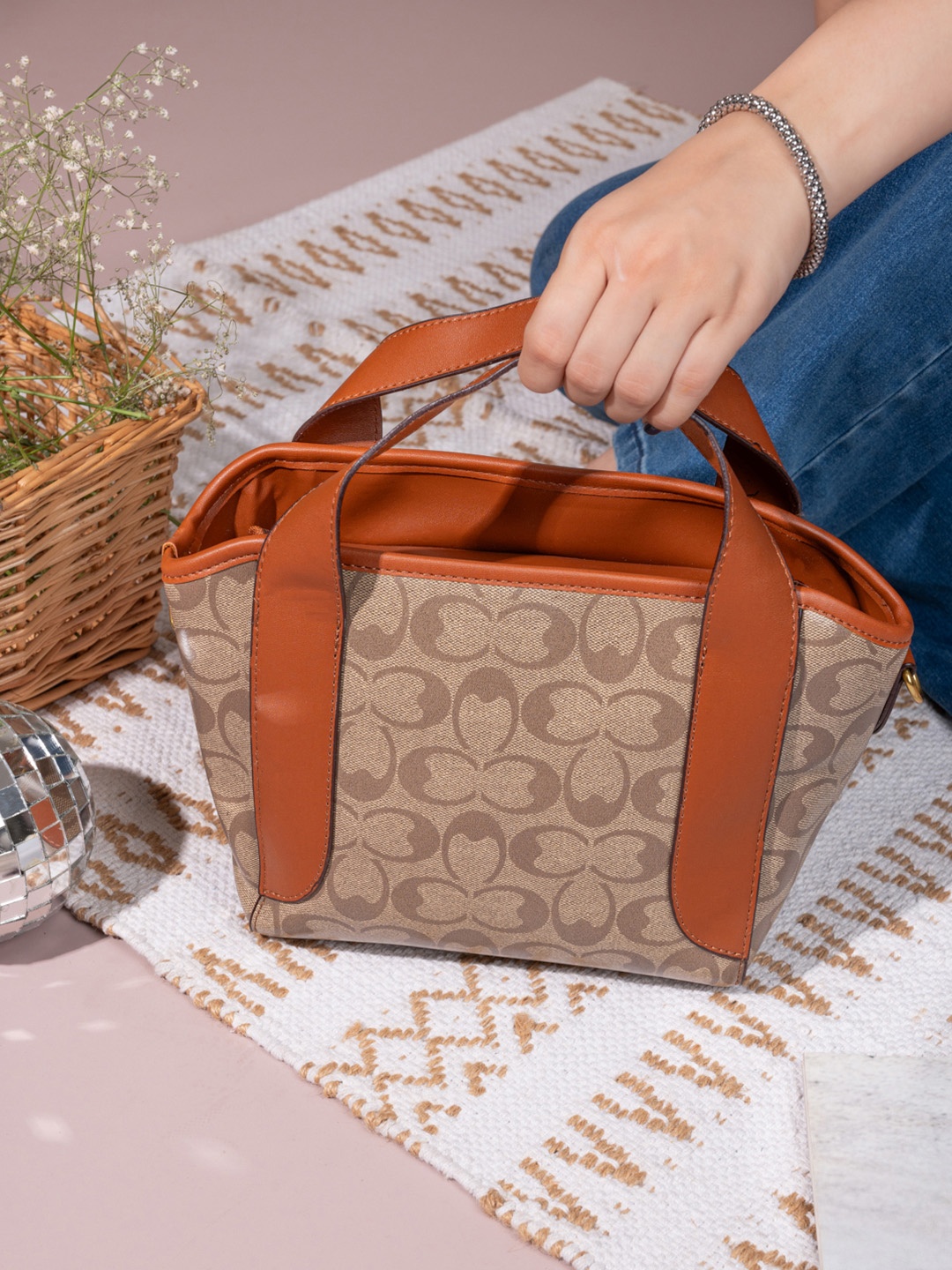 

Women Textured Handheld Bag, Brown