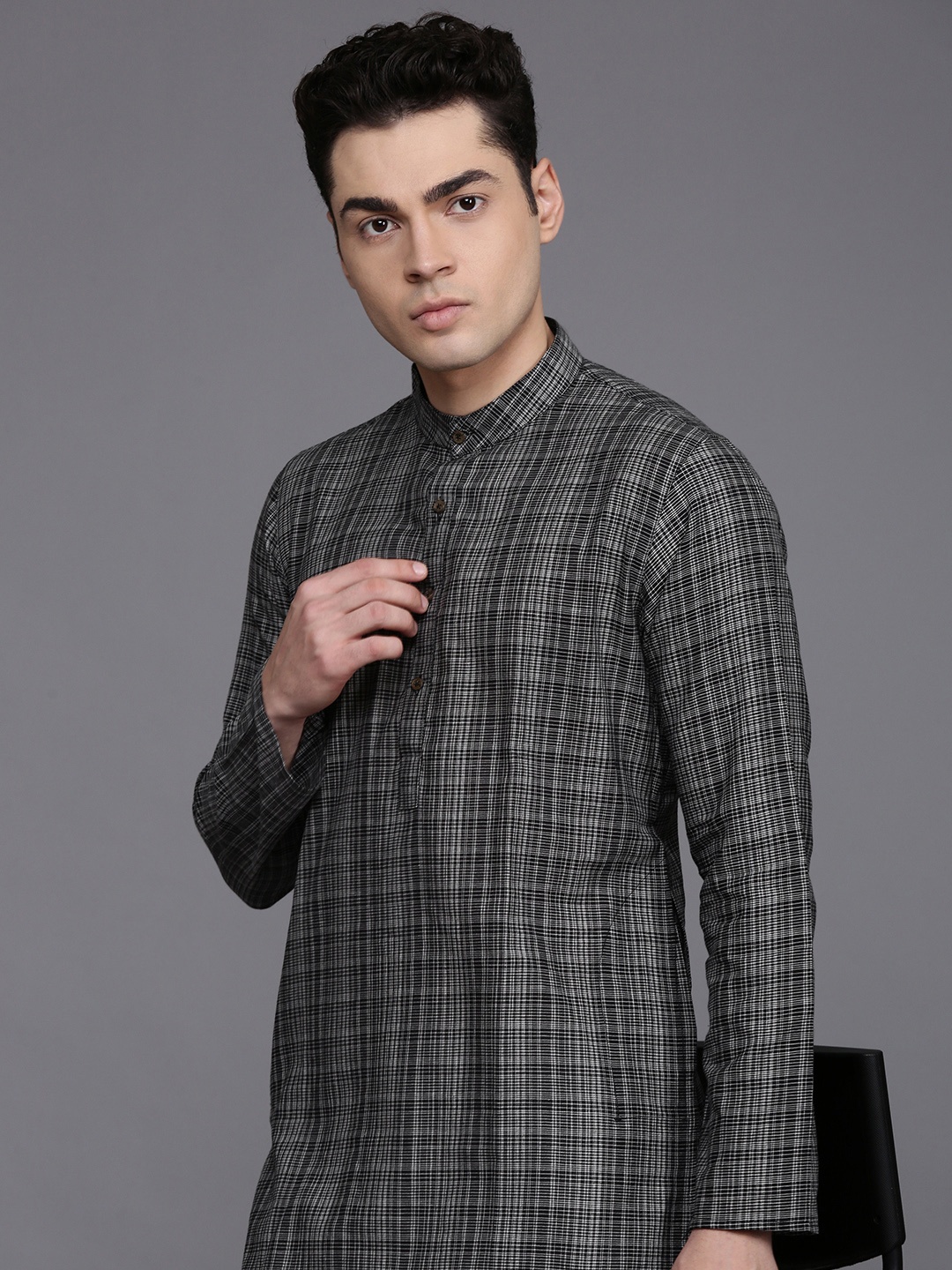 

Manu Band Collar Checked Kurta, Black