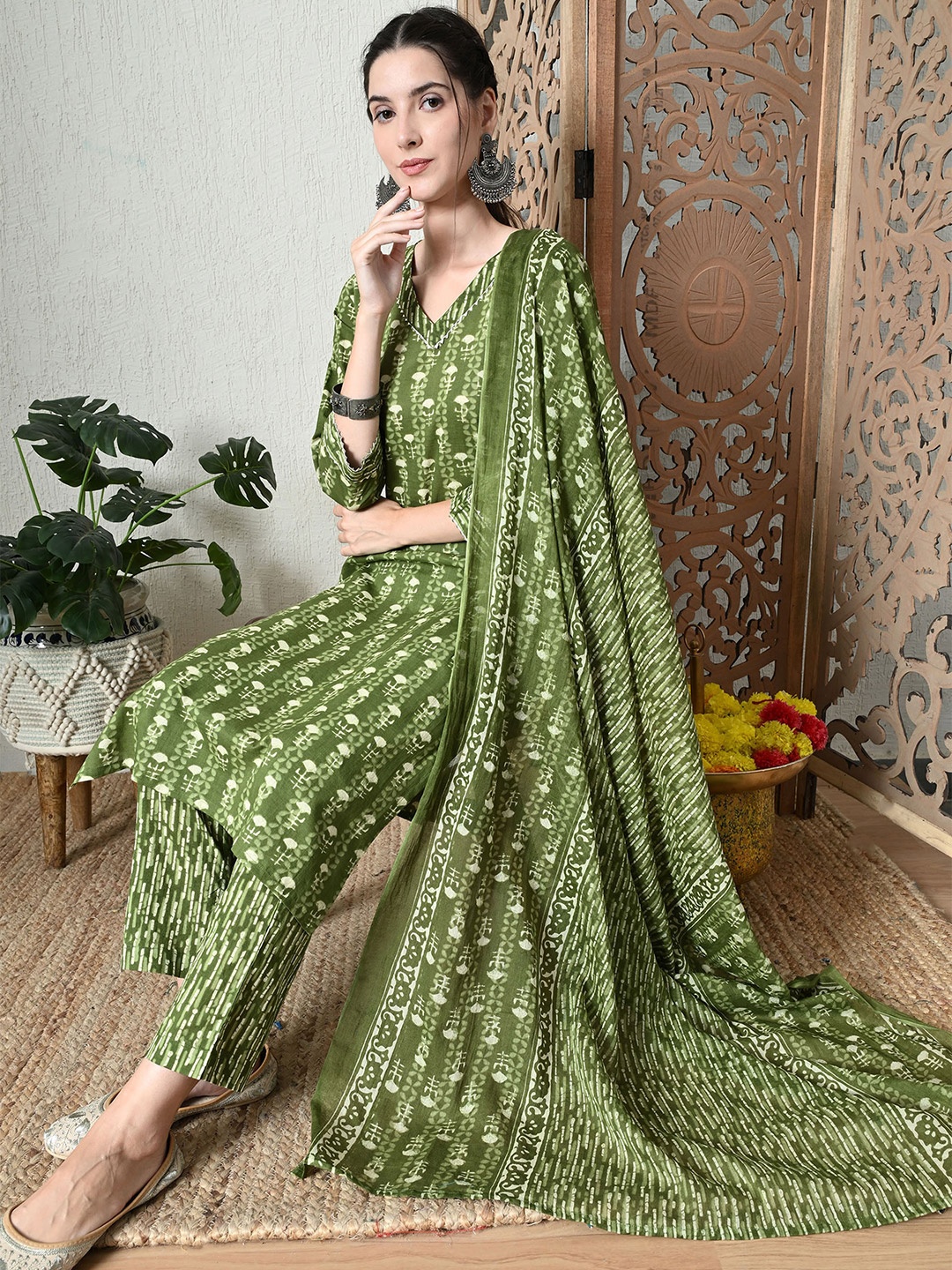 

VIDHANI Floral Printed V Neck Pure Cotton Straight Kurta & Trousers With Dupatta, Green