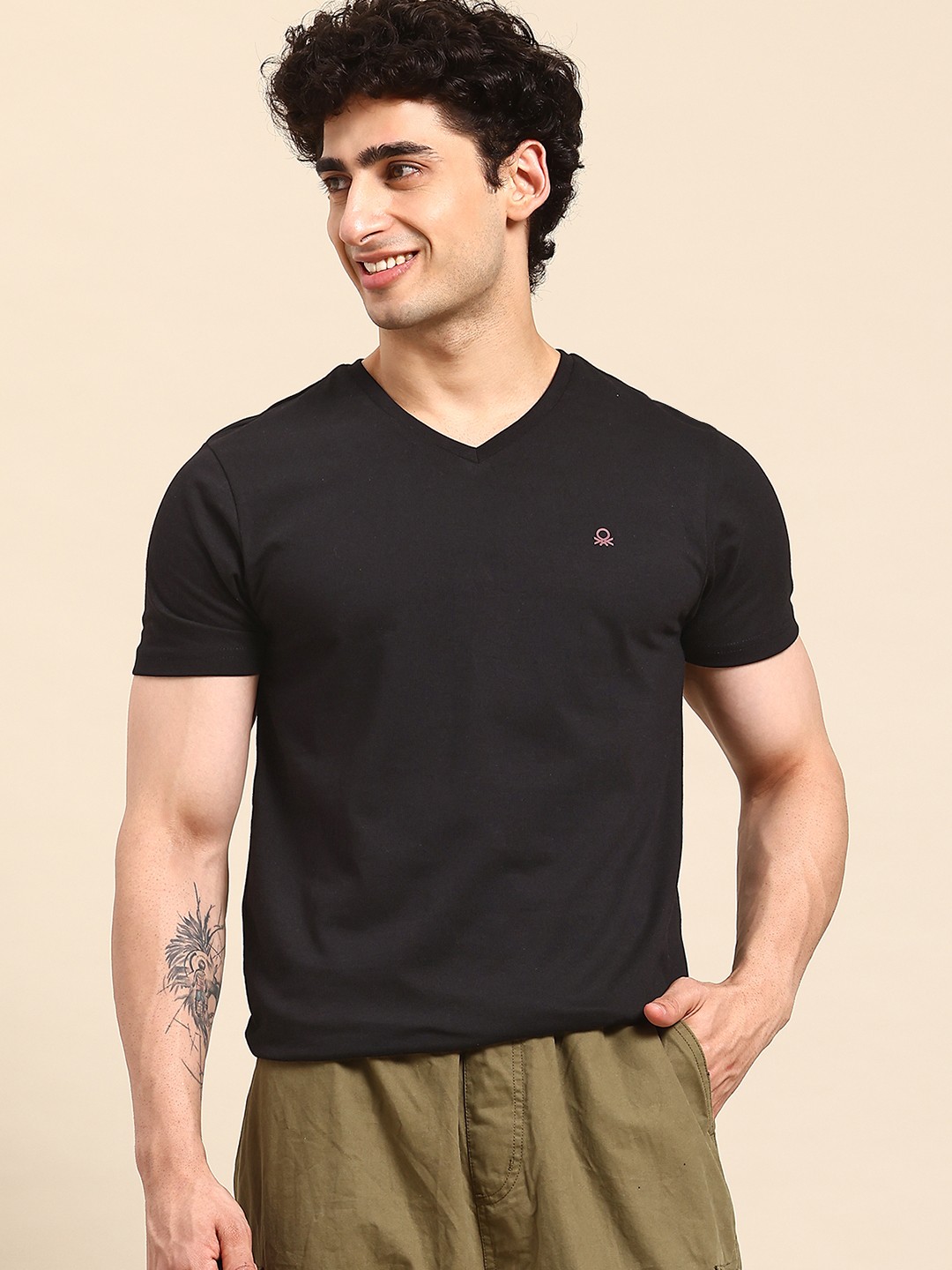 

United Colors of Benetton Men V-Neck T-shirt, Black
