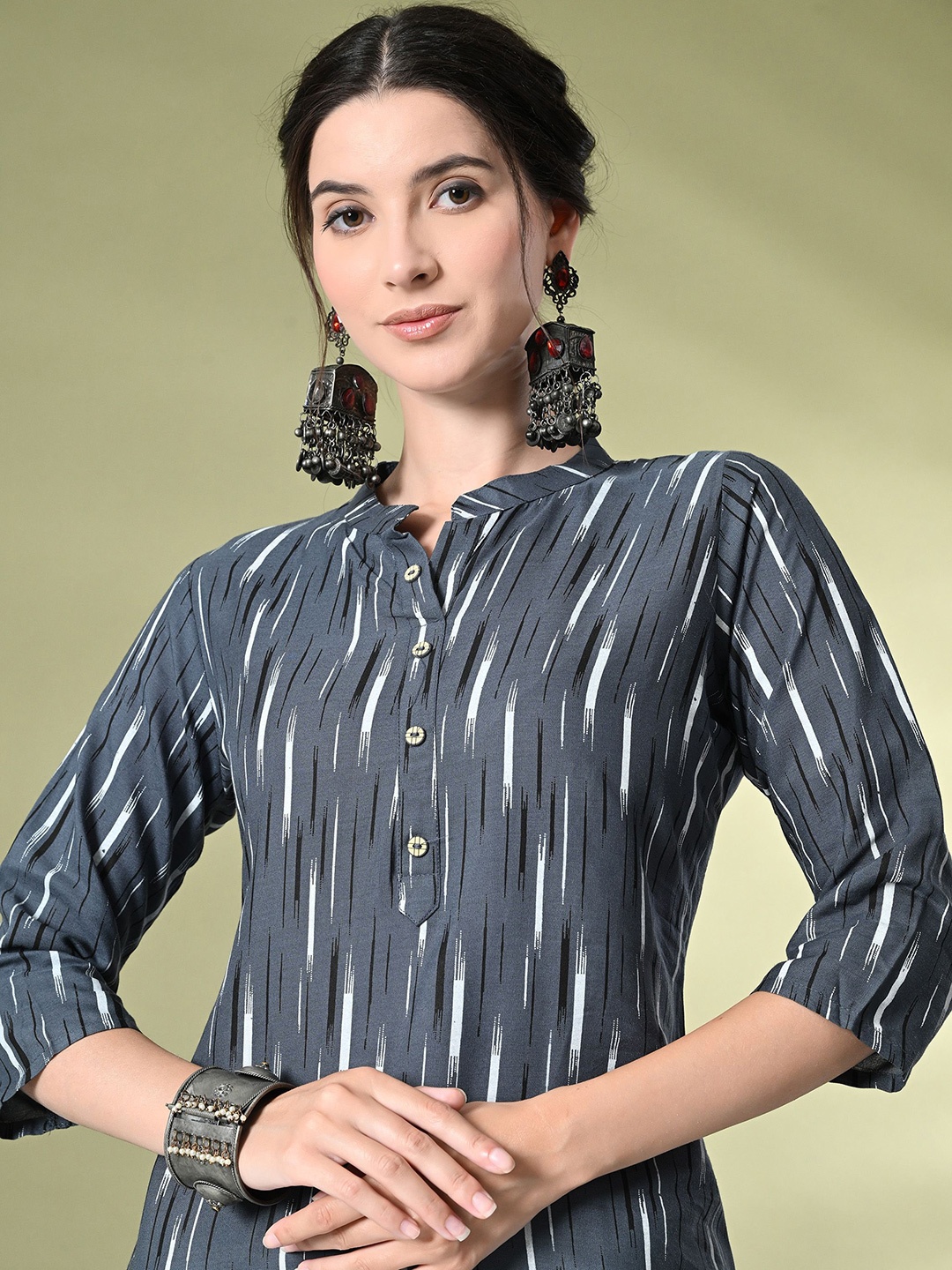 

GLOWWORLD Striped Mandarin Collar Printed Straight Kurta, Grey