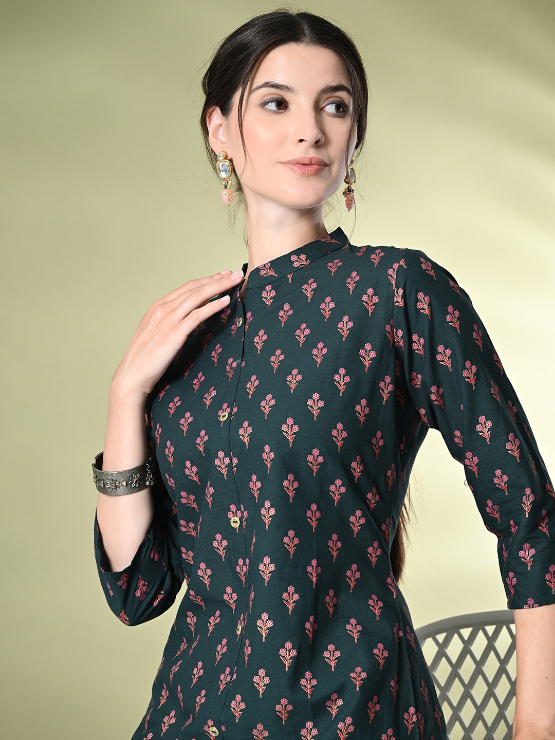 

GLOWWORLD Floral Printed Mandarin Collar Pure Cotton Straight Kurta, Green