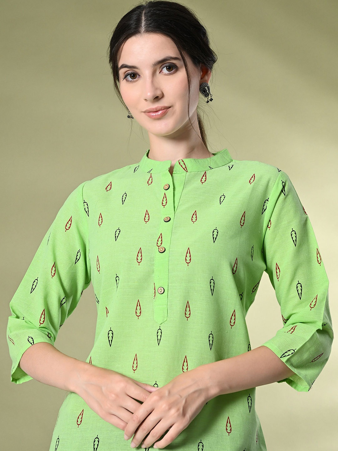 

GLOWWORLD Floral Printed Mandarin Collar Pure Cotton Straight Kurta, Green