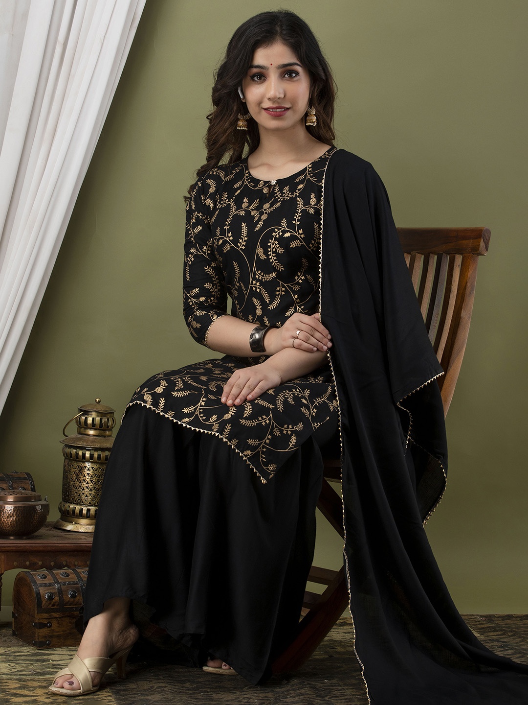 

JAYLEEN Floral Printed Keyhole Neck Regular Kurta With Sharara & Dupatta, Black