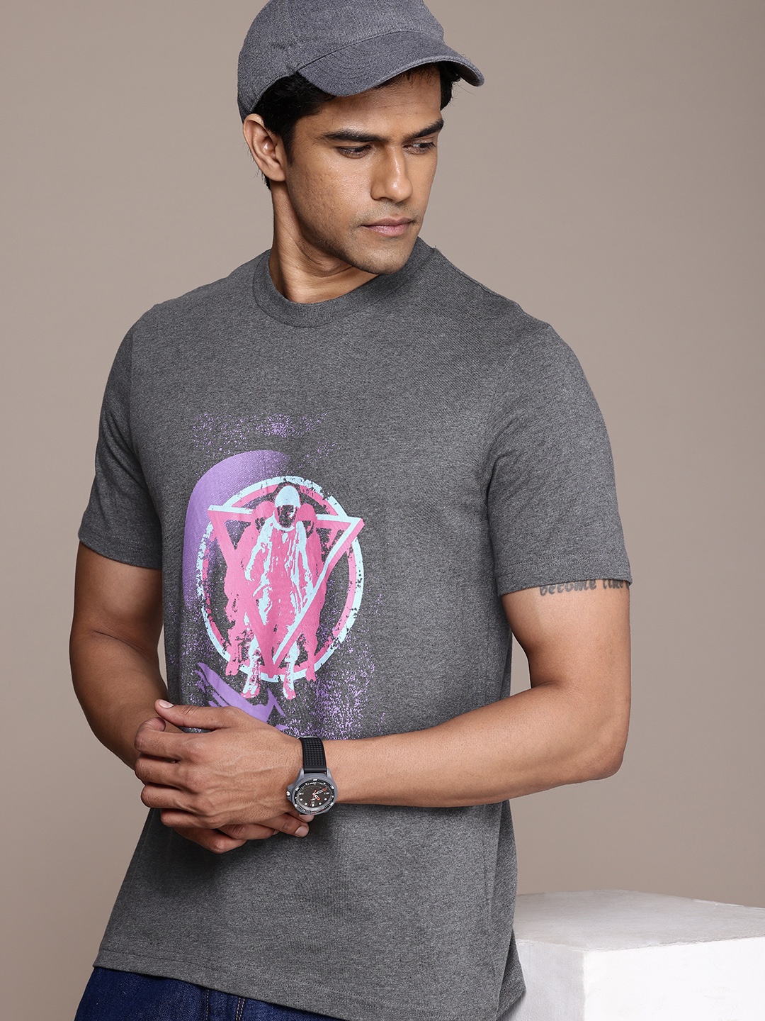 

Burnt Umber Men Graphic Printed T-shirt, Grey
