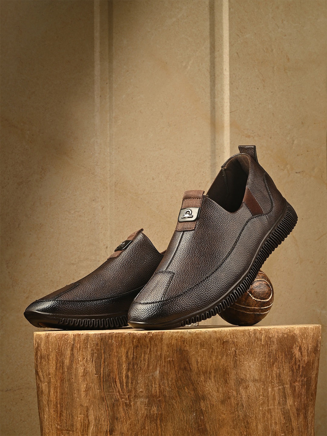 

SERVER Men Slip-On Sneakers, Brown