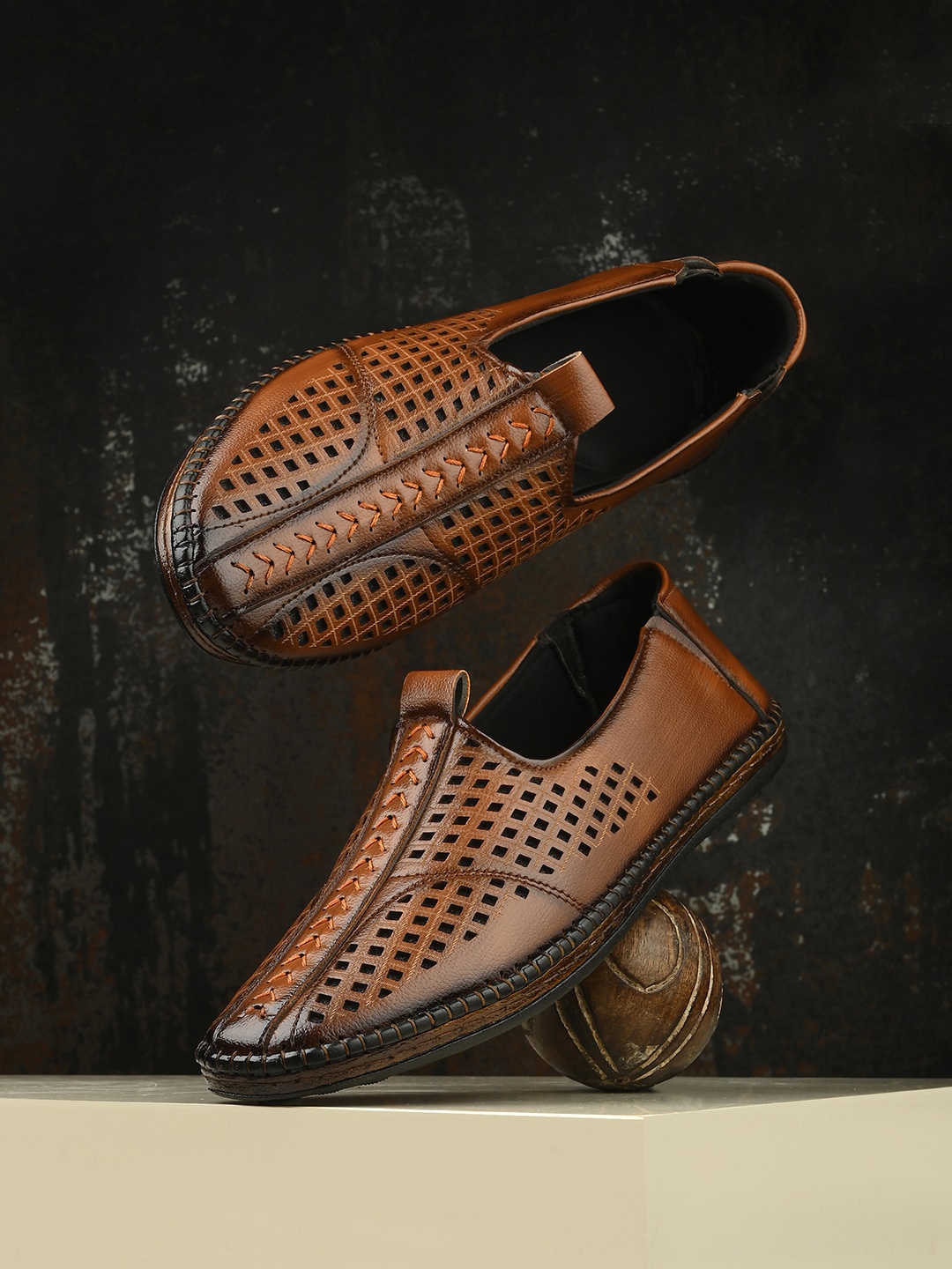 

SERVER Men Lightweight Perforations Loafers, Tan