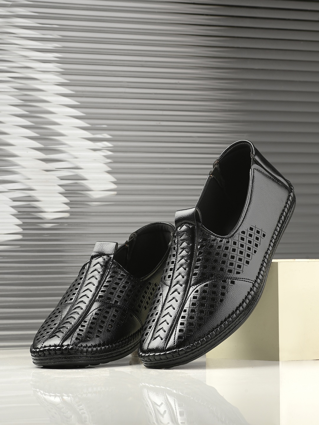 

SERVER Men Slip-On Loafers, Black