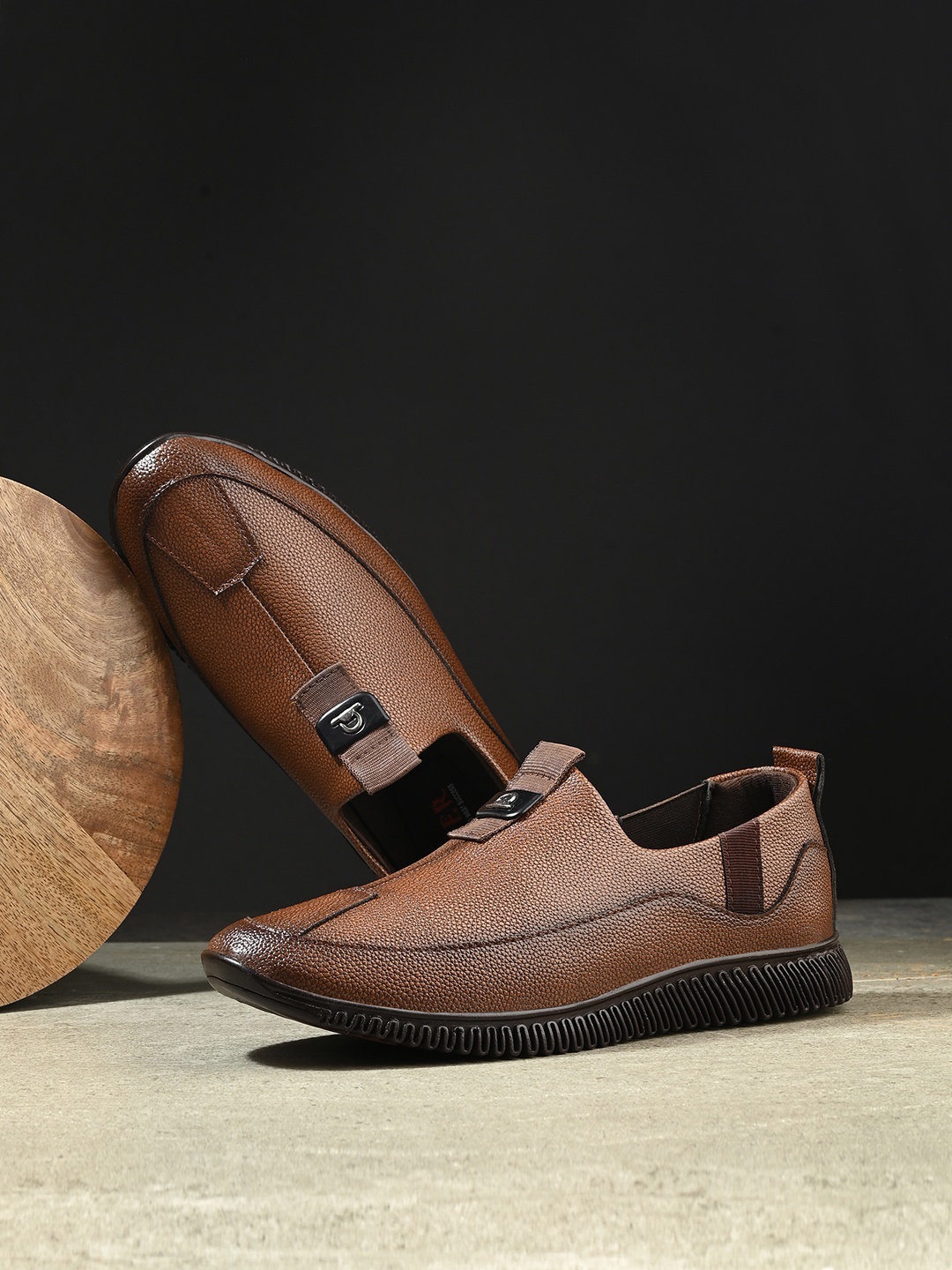 

SERVER Men Slip-On Sneakers, Tan