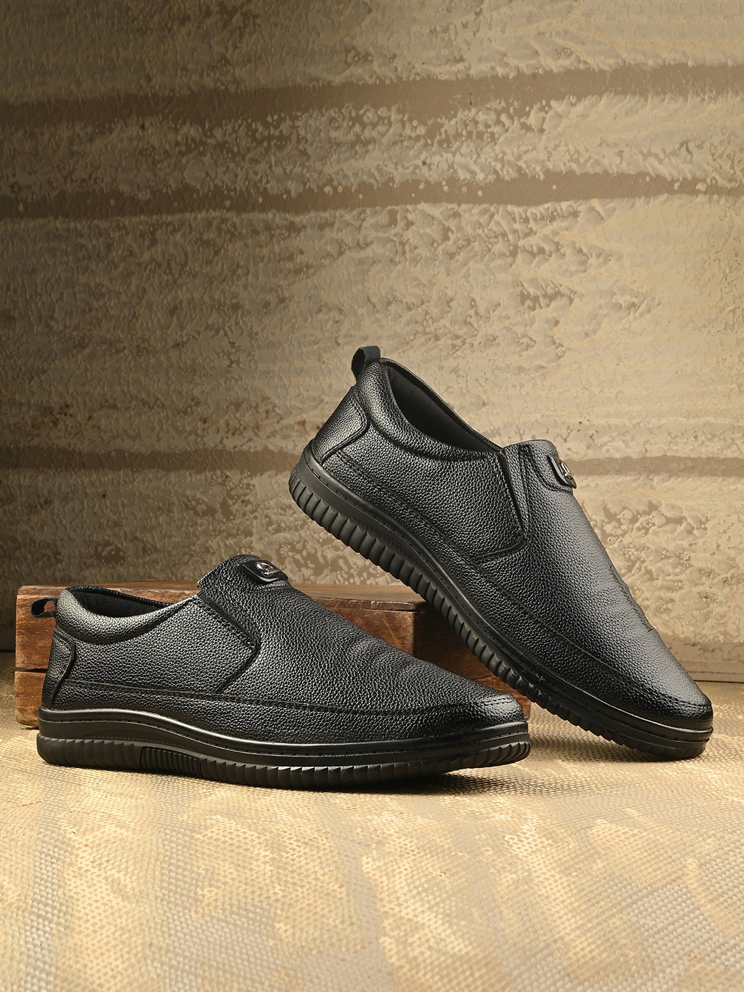 

SERVER Men Slip-On Sneakers, Black