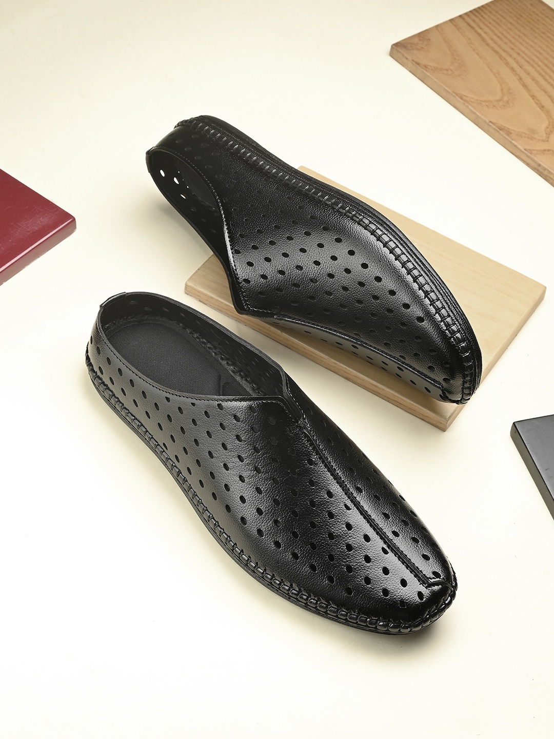 

SERVER Men Perforations Mules, Black