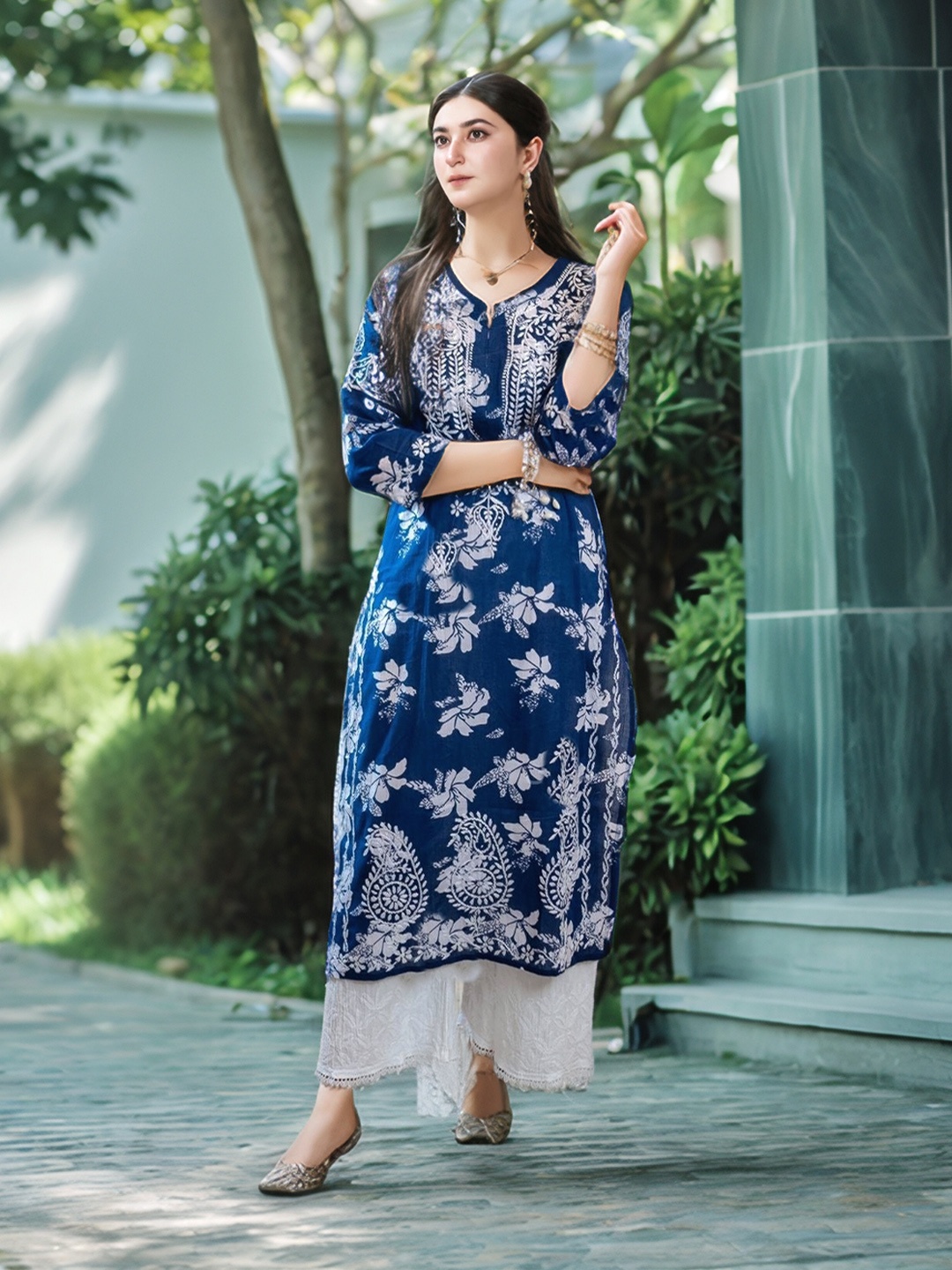 

GoSriKi Floral Printed Chikankari Straight Kurta, Blue