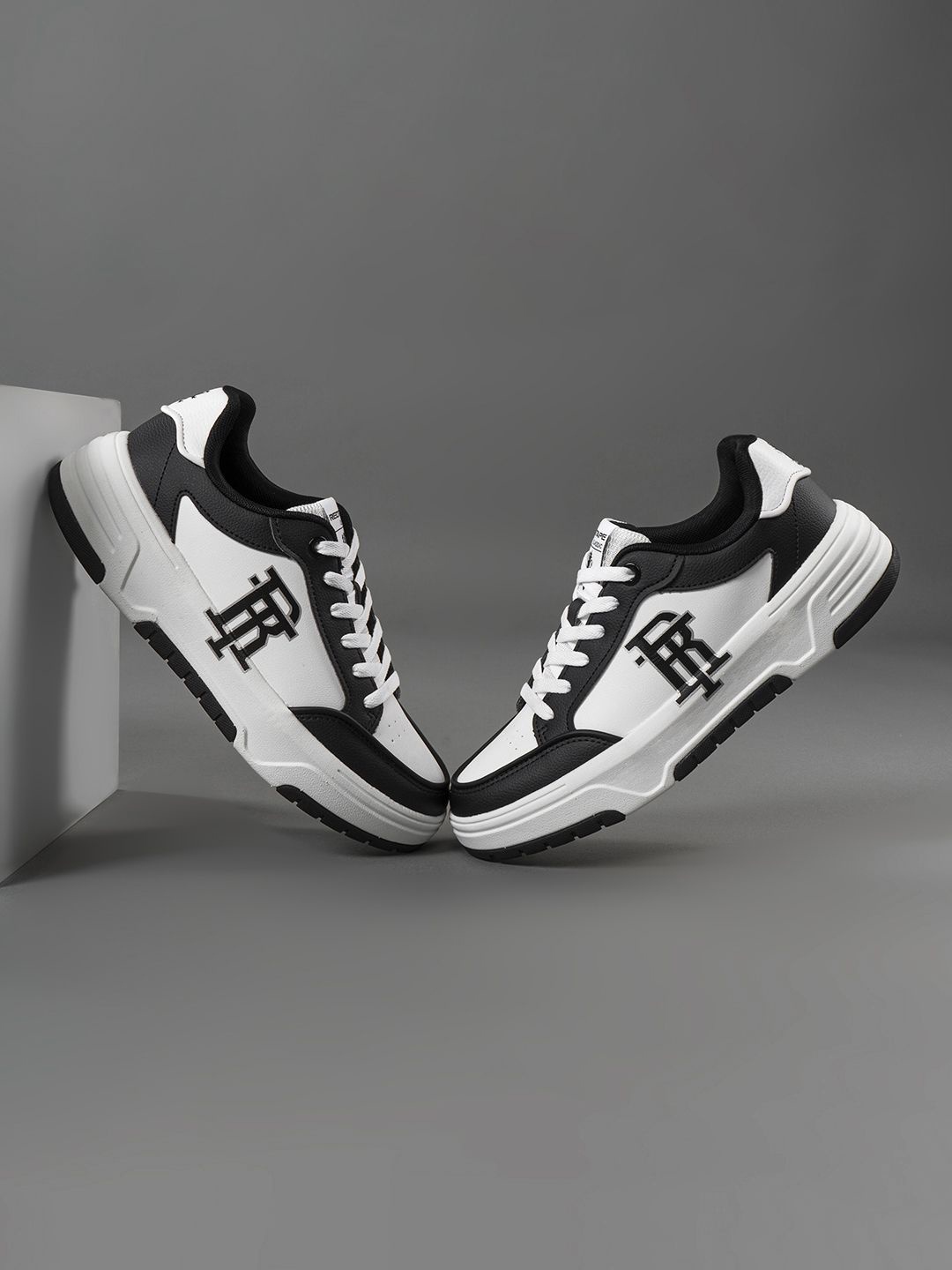 

Red Tape Men Colourblocked Sneakers, Black