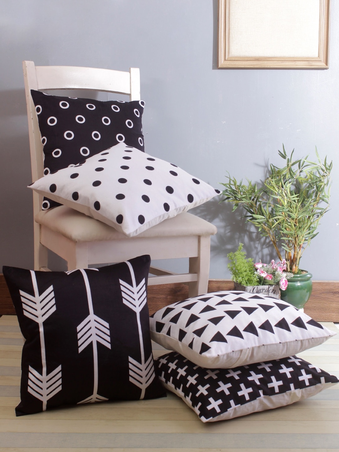 

Myntra Elegant Homes Black & White 5 Pieces Geometric Printed Velvet Square Cushion Covers