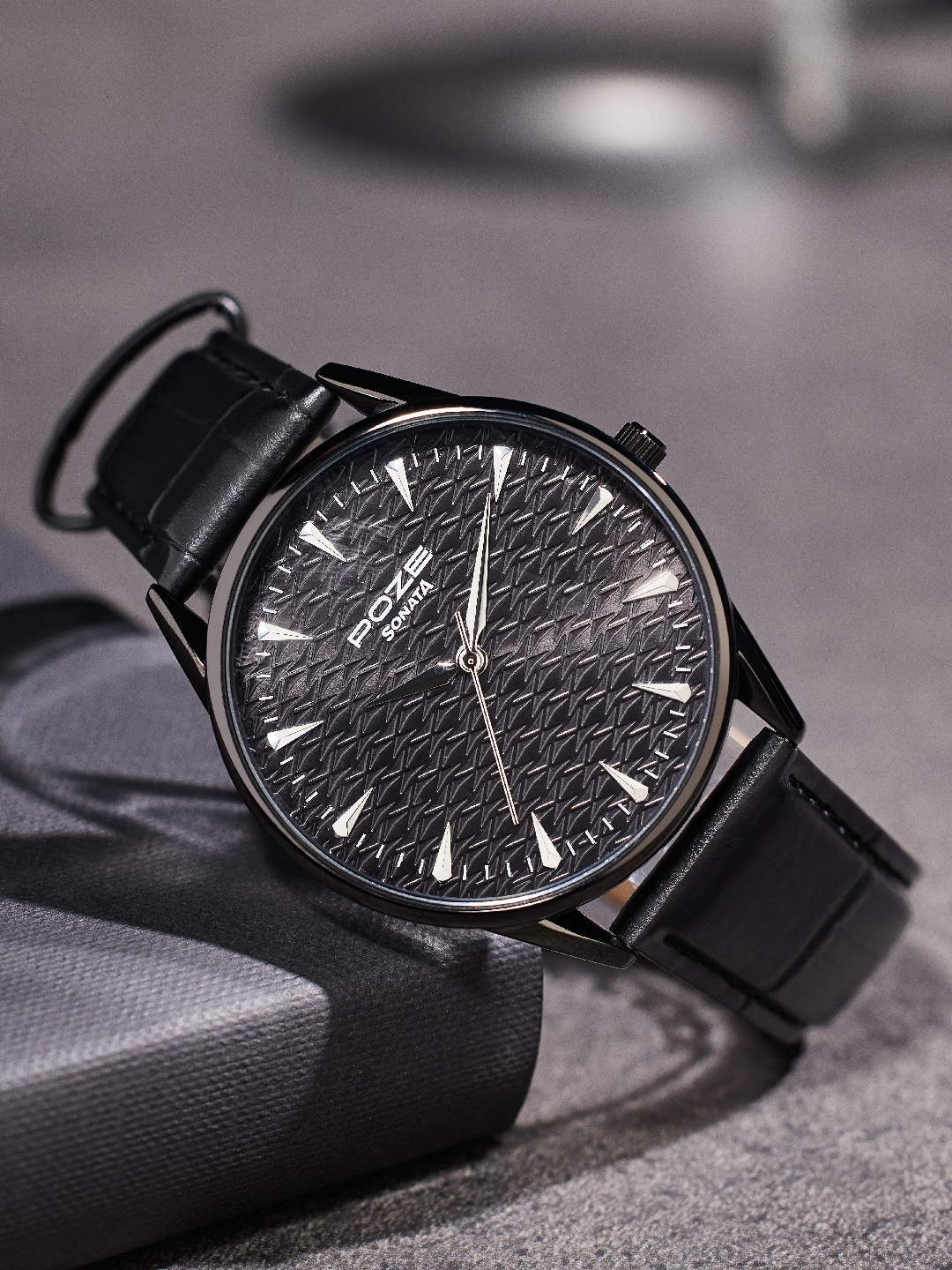 

Sonata Men Embellished Dial & Leather Straps Analogue Watch SP70047NL01W, Black