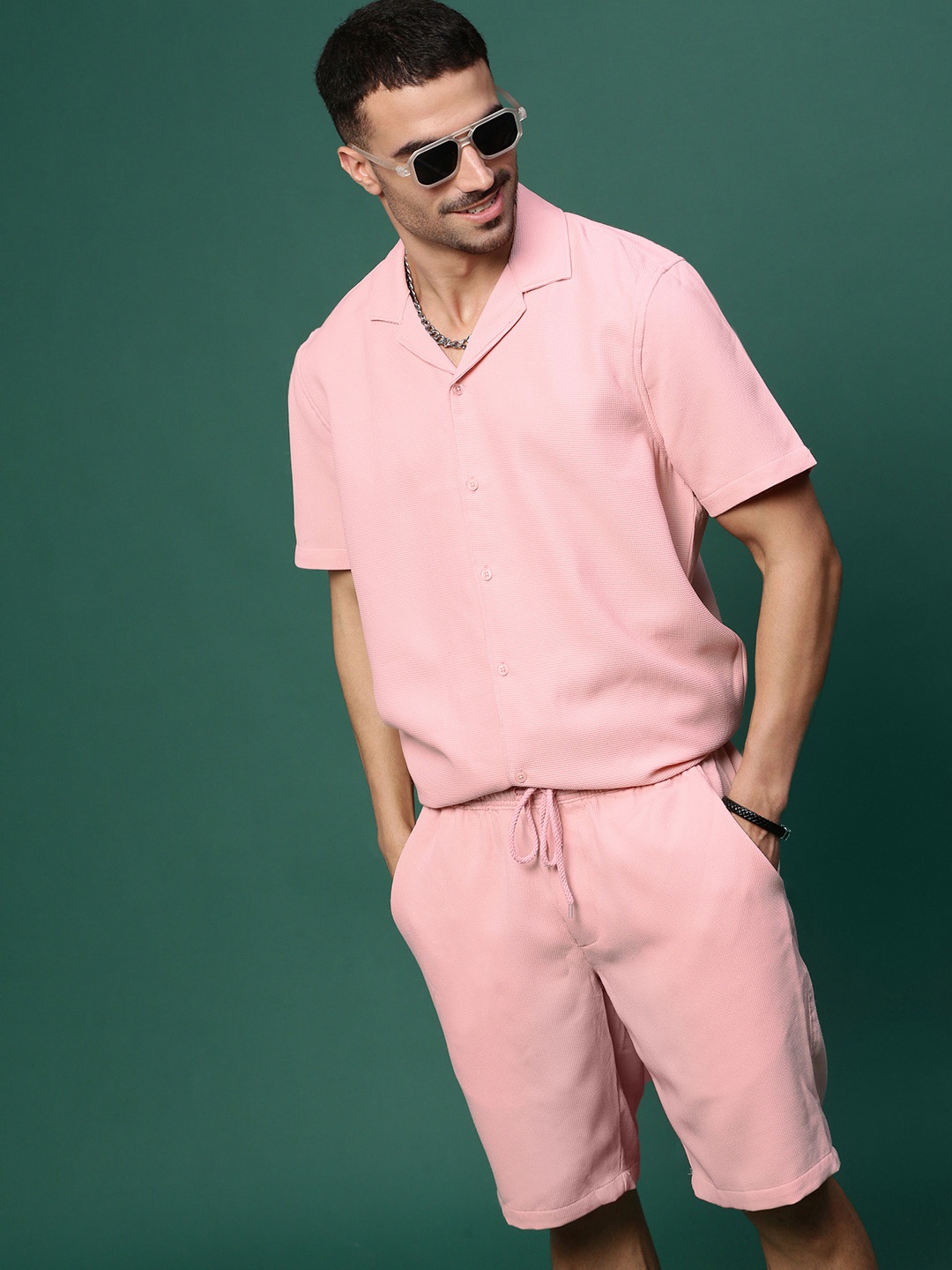 

SHOWOFF Self Design Cuban Collar Shirt With Shorts, Pink