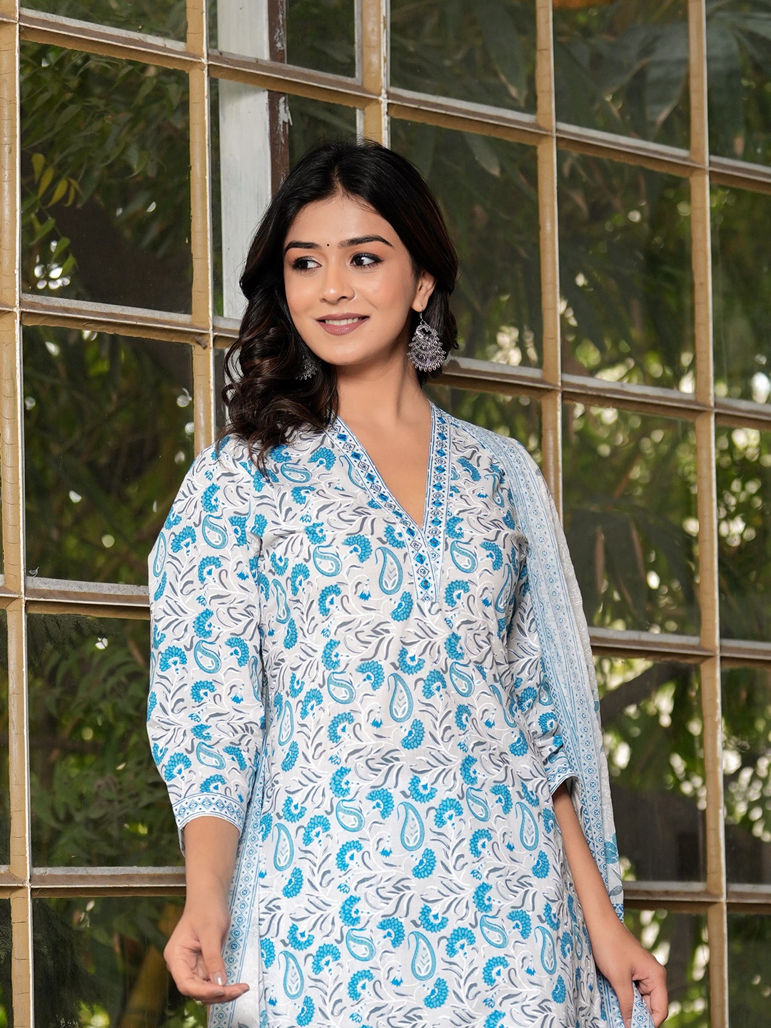 DORIYA Women Floral Printed Regular Mirror Work Kurta with Trousers & With Dupatta, Blue