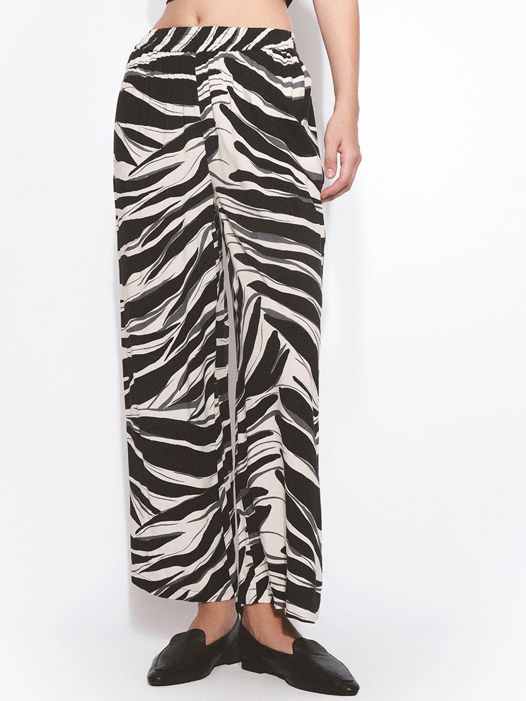 

H&M Women Regular Fit Abstract Trouser, Black