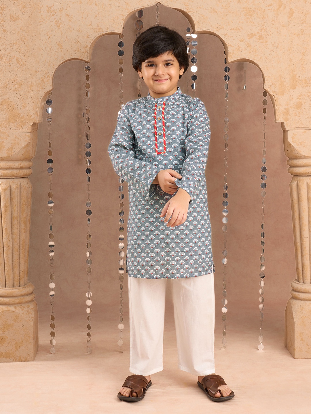 

LIL DRAMA Boys Floral Printed Band Collar Pure Cotton Straight Kurta With Pyjamas, Grey