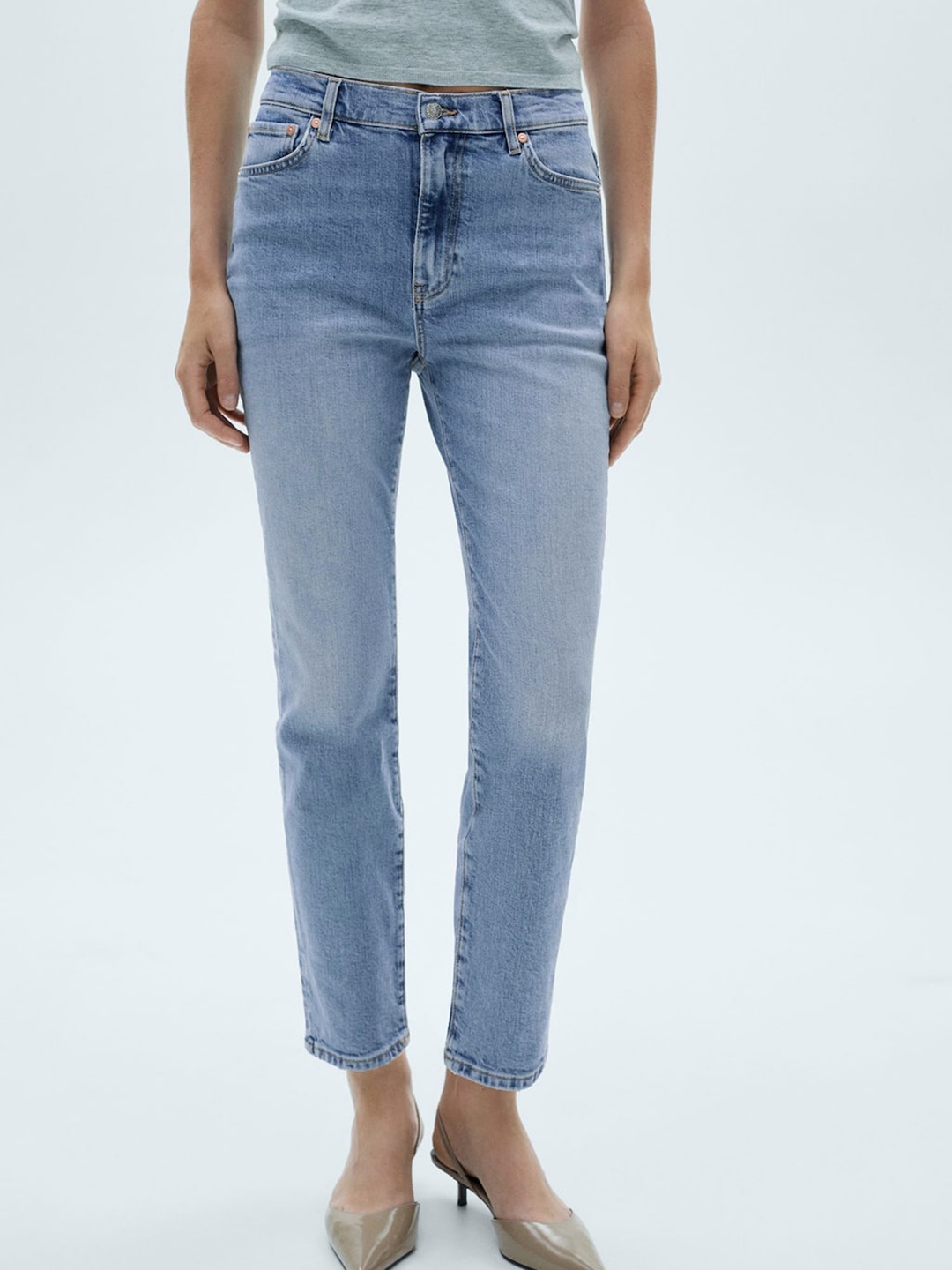 

MANGO Women Slim Fit Light Fade Stretchable Cropped Jeans, Blue