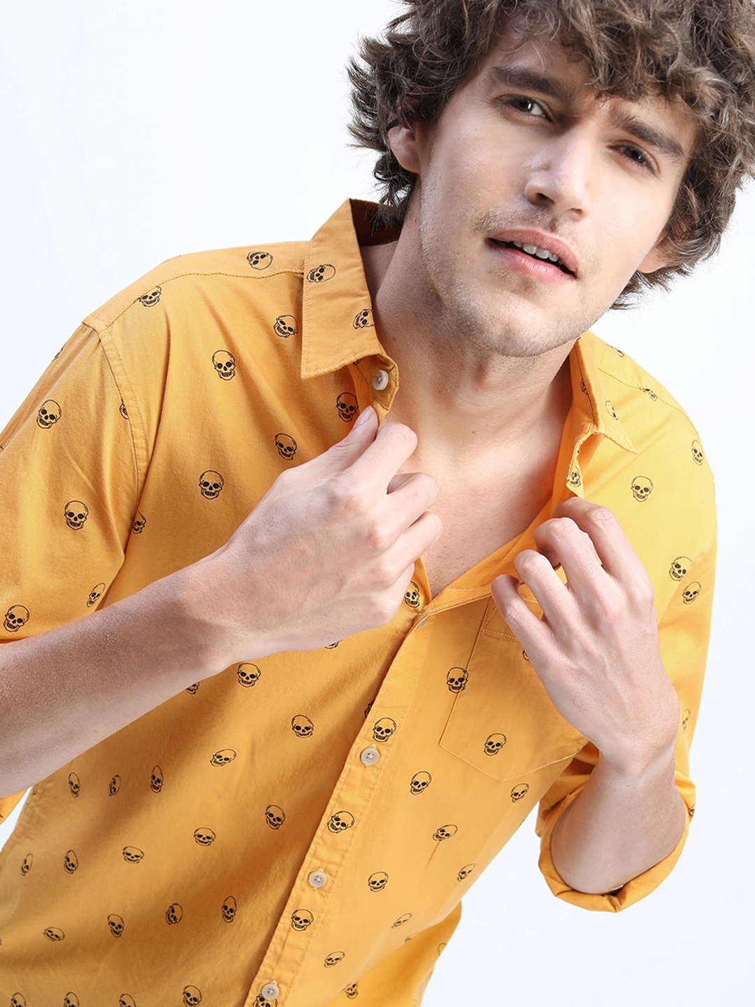 

HIGHLANDER Men Slim Fit Printed Shirt, Yellow
