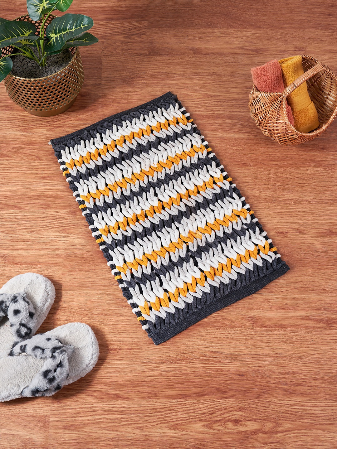 

Living scapes by Pantaloons Grey & White Pure Cotton Textured Bath Rug