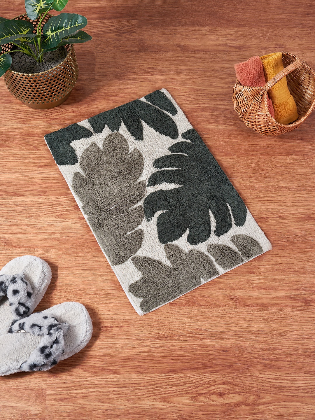 

Living scapes by Pantaloons Green & Beige Textured 1300 GSM Bath Rug