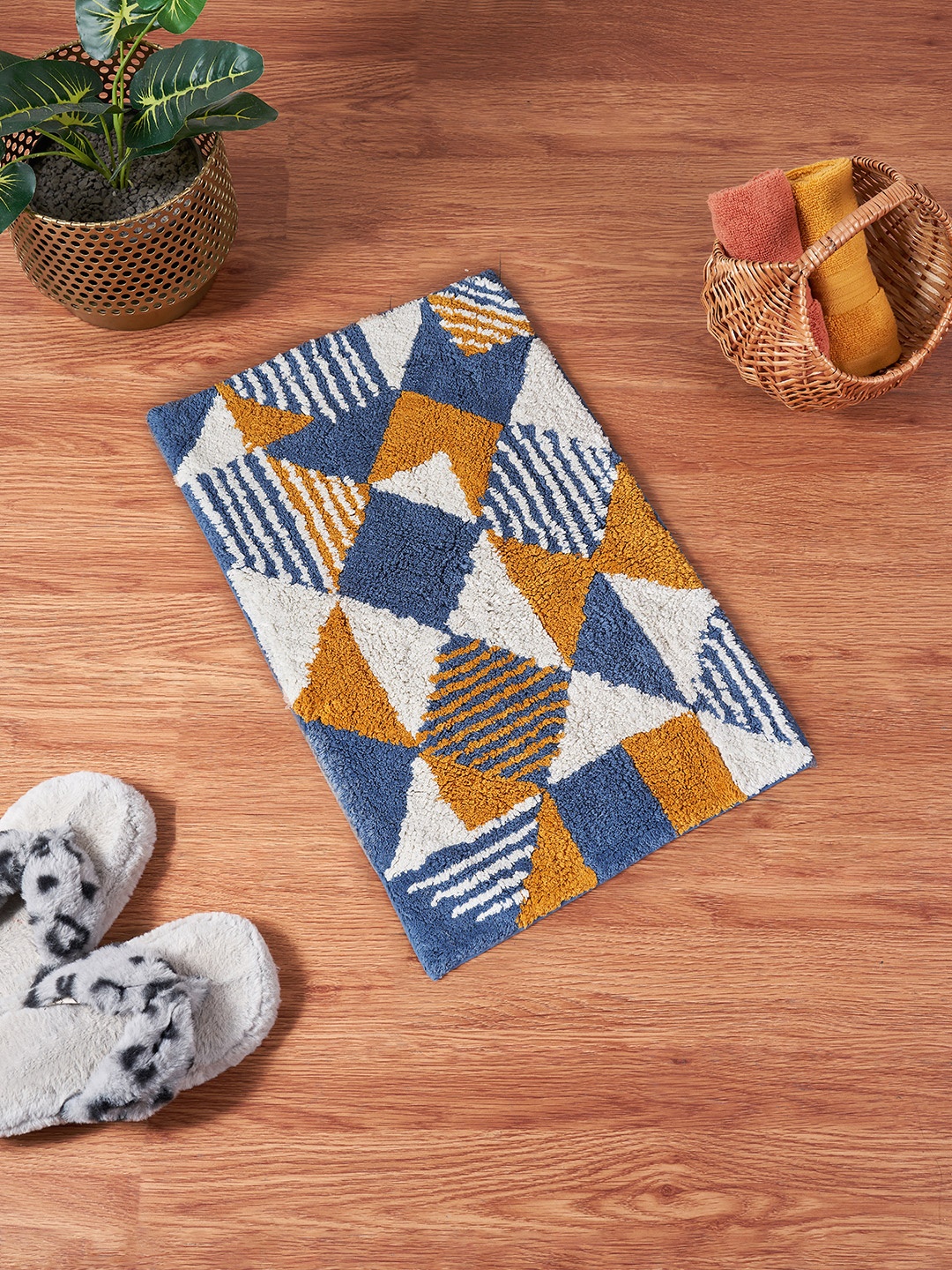 

Living scapes by Pantaloons Dark Grey & Rust Geometrical Pattern Pure Cotton Bath Rug