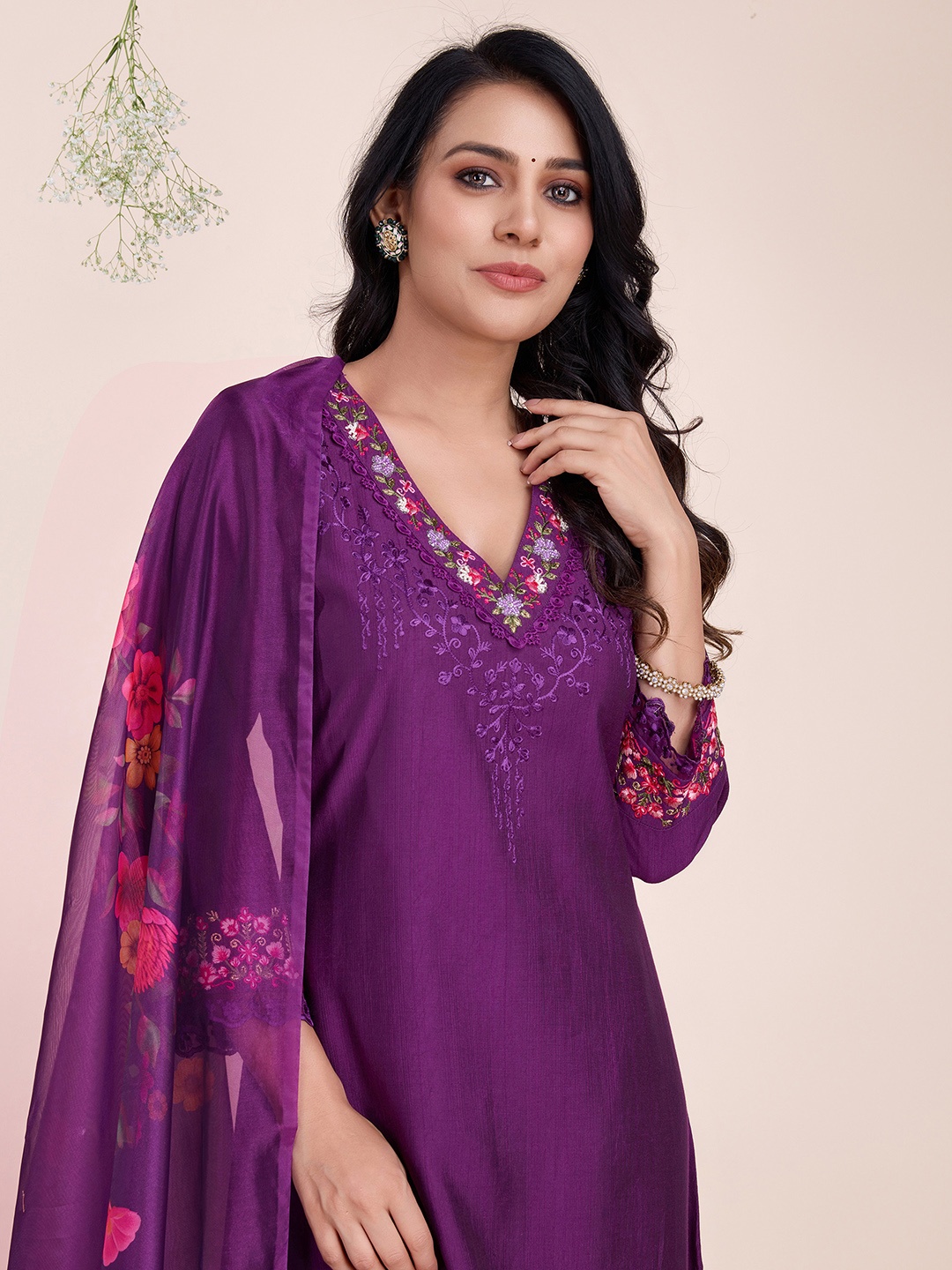 

MOJILAA Floral Embroidered Thread Work Straight Kurta With Trousers & Dupatta, Purple
